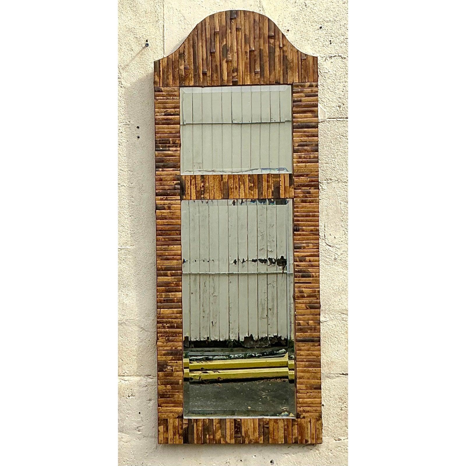 Vieux miroir côtier arqué en rotin fendu en vente 1