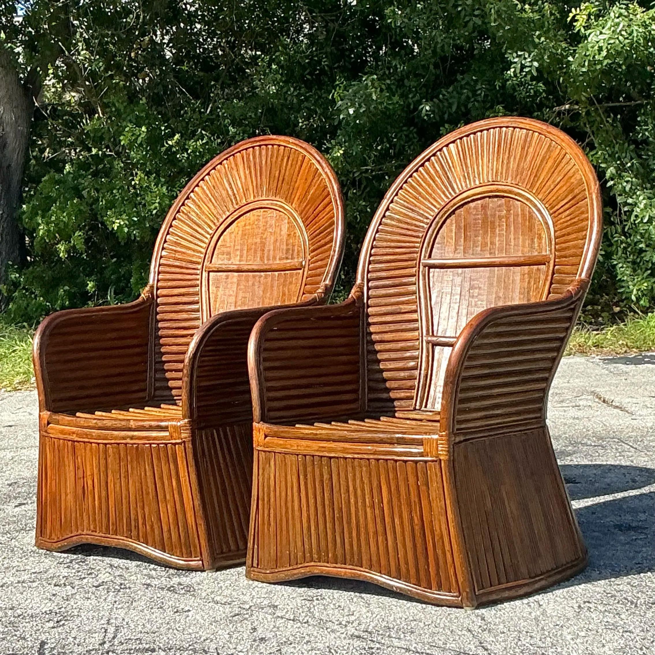 Apportez un charme côtier à votre intérieur avec cette paire de chaises vintage en rotin fendu à dossier en éventail. Les dossiers en forme d'éventail et la construction en rotin tressé évoquent une ambiance décontractée et balnéaire tout en offrant