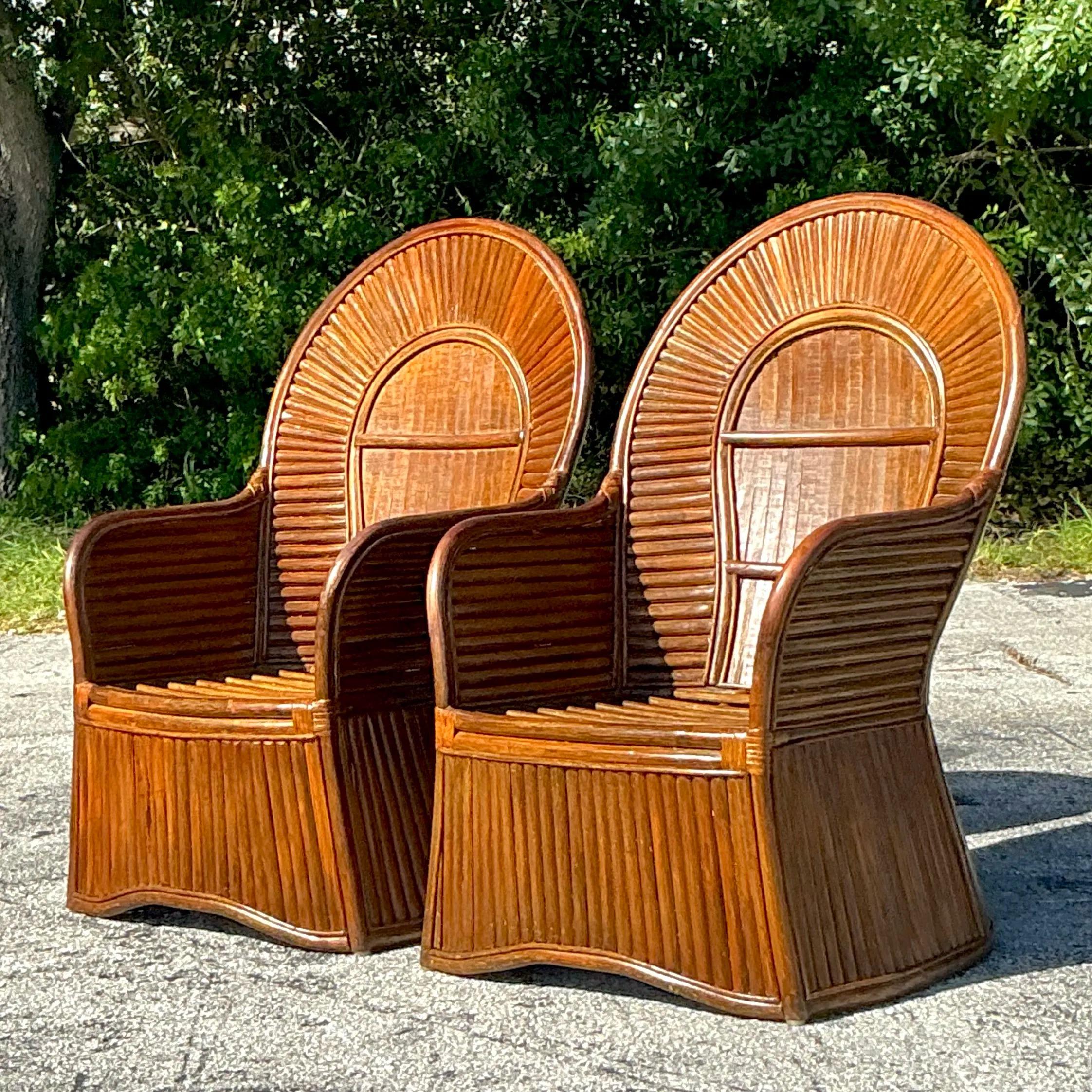 Philippin Paire de chaises vintage à dossier en éventail en rotin fendu de style côtier en vente
