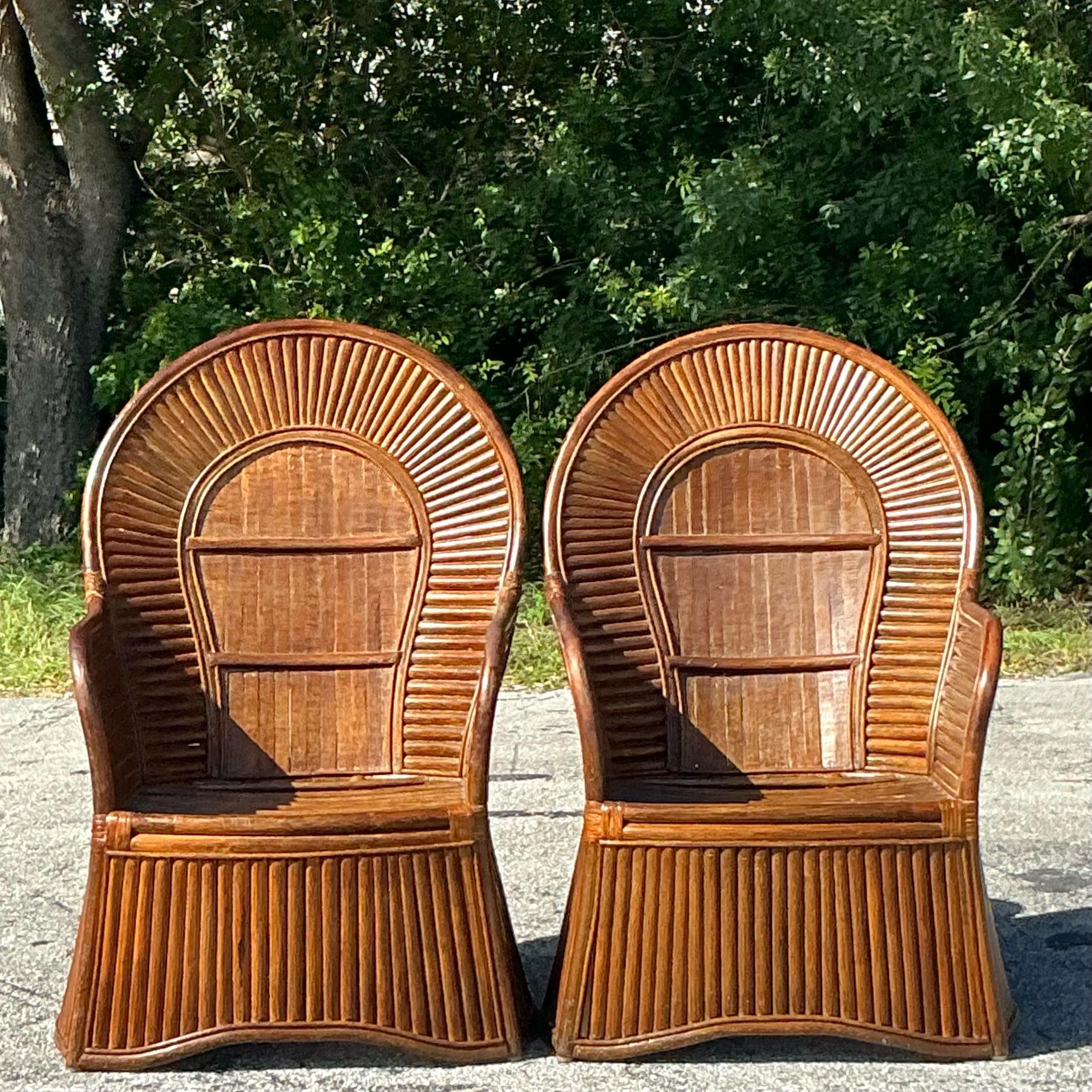 Paire de chaises vintage à dossier en éventail en rotin fendu de style côtier Bon état - En vente à west palm beach, FL
