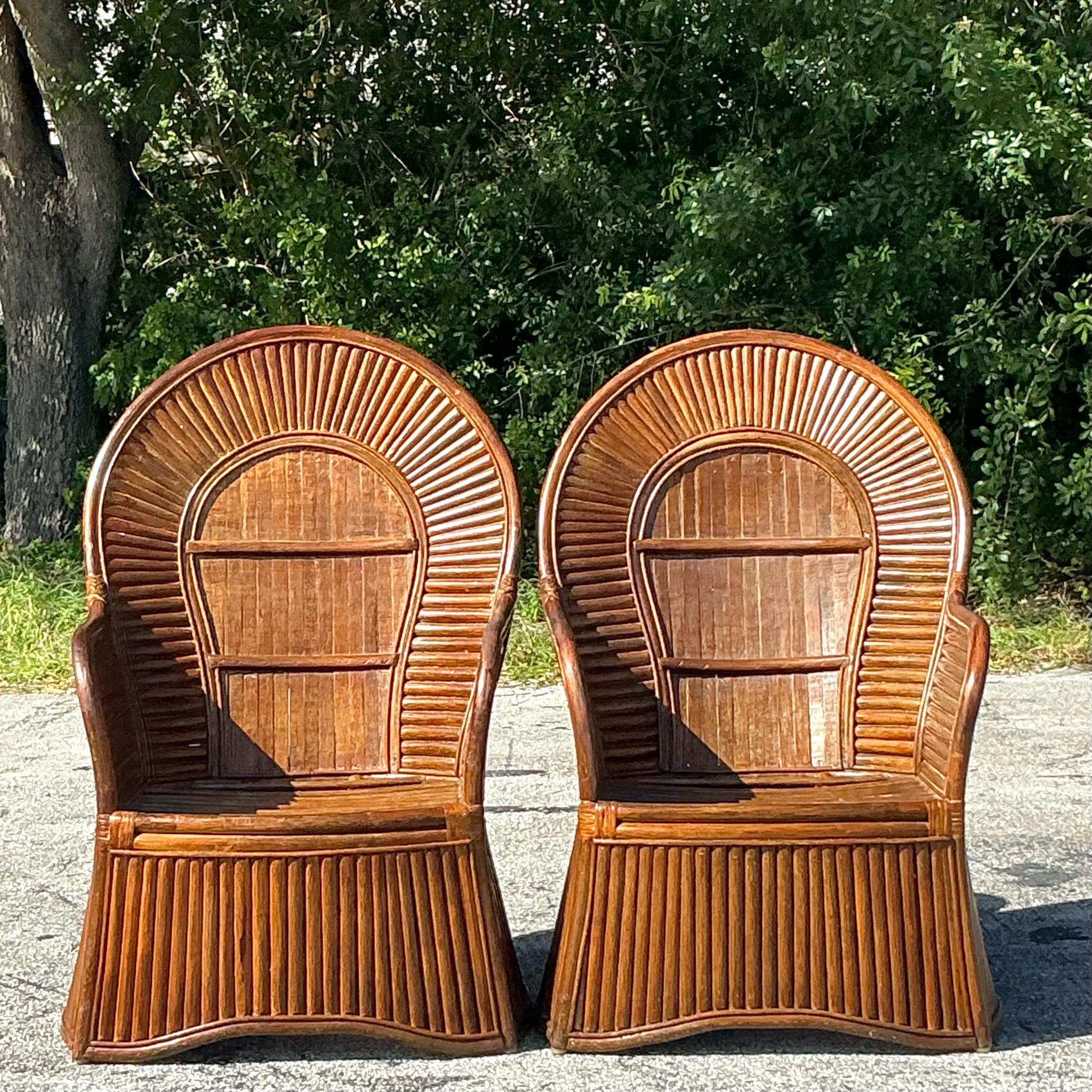 20ième siècle Paire de chaises vintage à dossier en éventail en rotin fendu de style côtier en vente