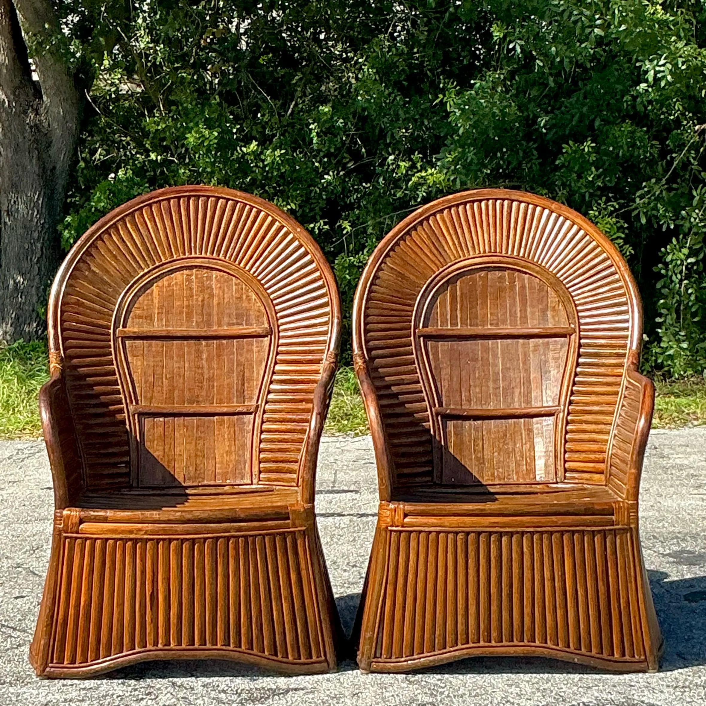 Paire de chaises vintage à dossier en éventail en rotin fendu de style côtier en vente 1