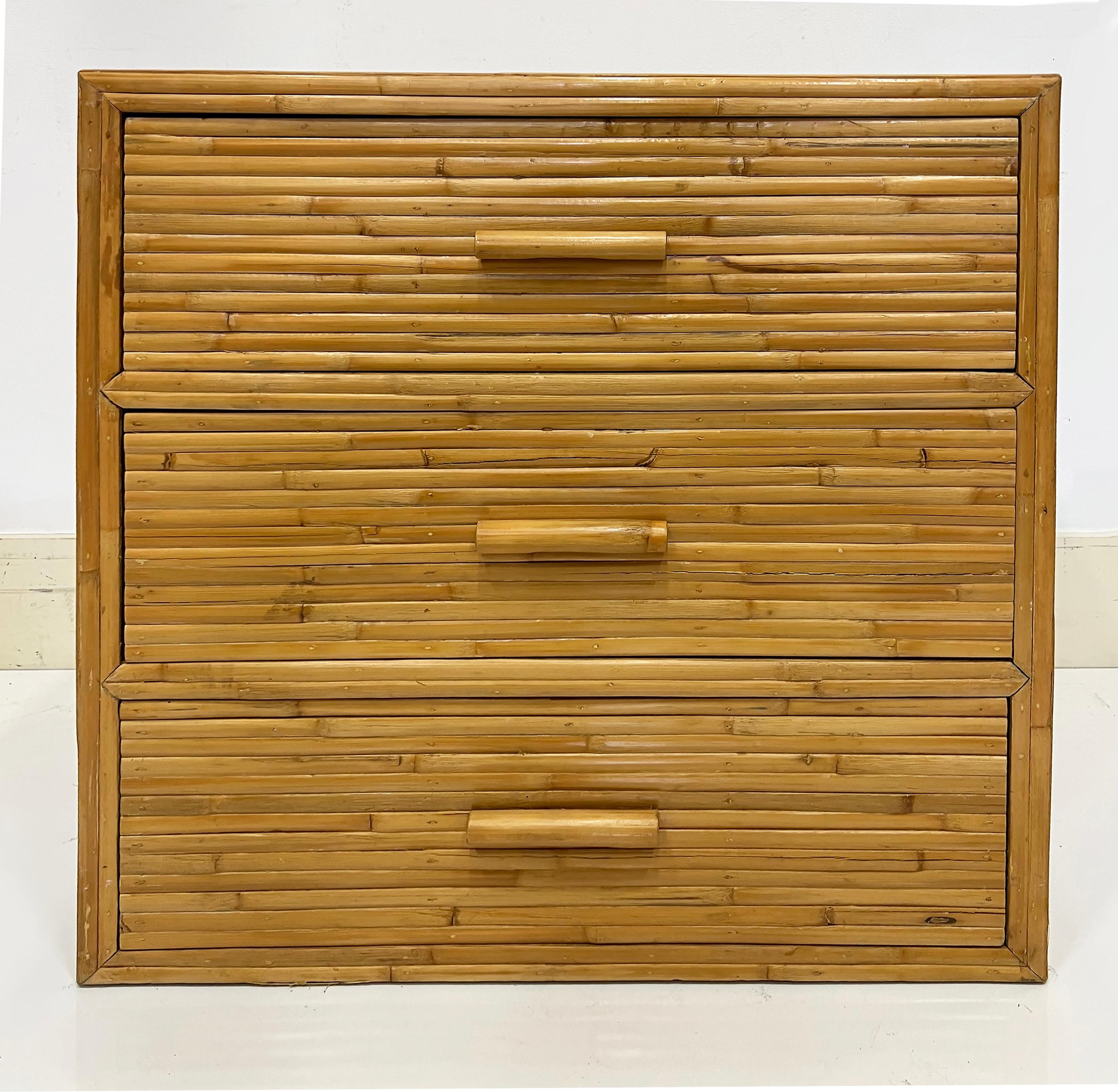 Vintage Coastal Split Rattan Night Stands Commodes, Finished on all Sides, Pair In Good Condition For Sale In Miami, FL