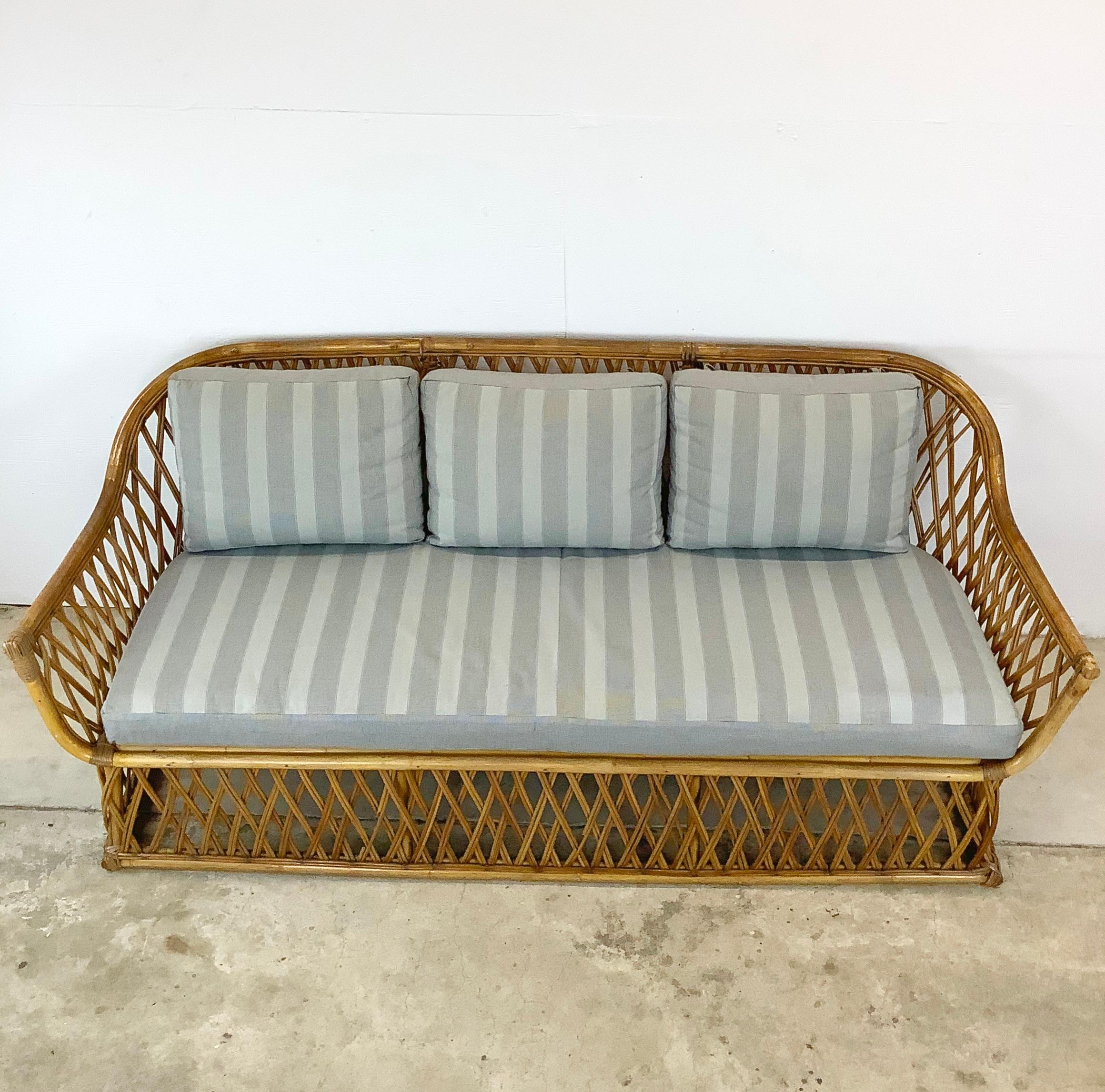 Sind Sie auf der Suche nach einem Sofa, das den Vintage-Küstenstil mit zeitlosem Komfort verbindet? Dieses Vintage Split Reed Wicker Sofa verkörpert die perfekte Mischung aus Vintage-Charme und dauerhafter Qualität. Es ist eine Sitzlösung im
