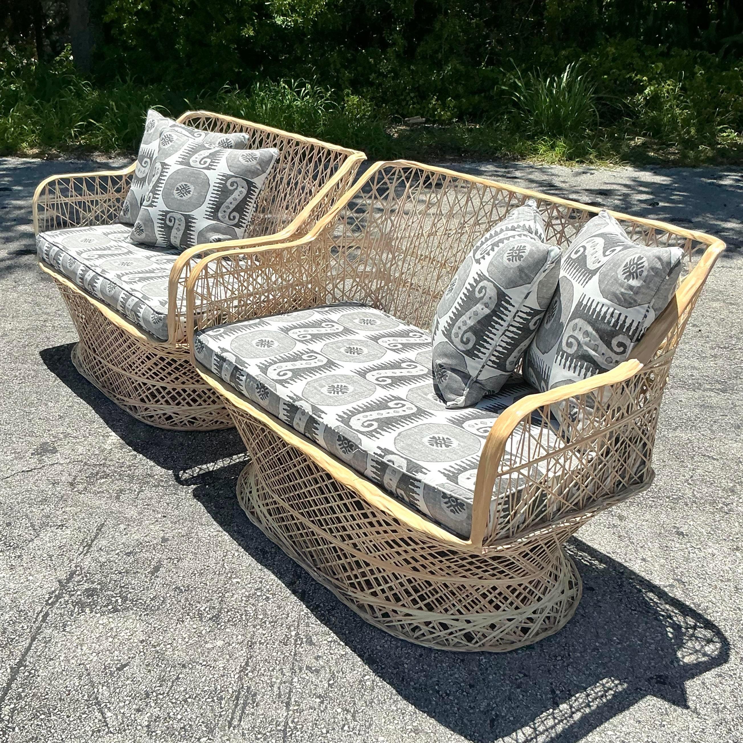 Cette paire de causeuses côtières vintage en fibre de verre filée, inspirée par Russell Woodard, incarne l'élégance côtière américaine intemporelle. Avec une construction complexe en fibre de verre filée et des sièges confortables, ces causeuses