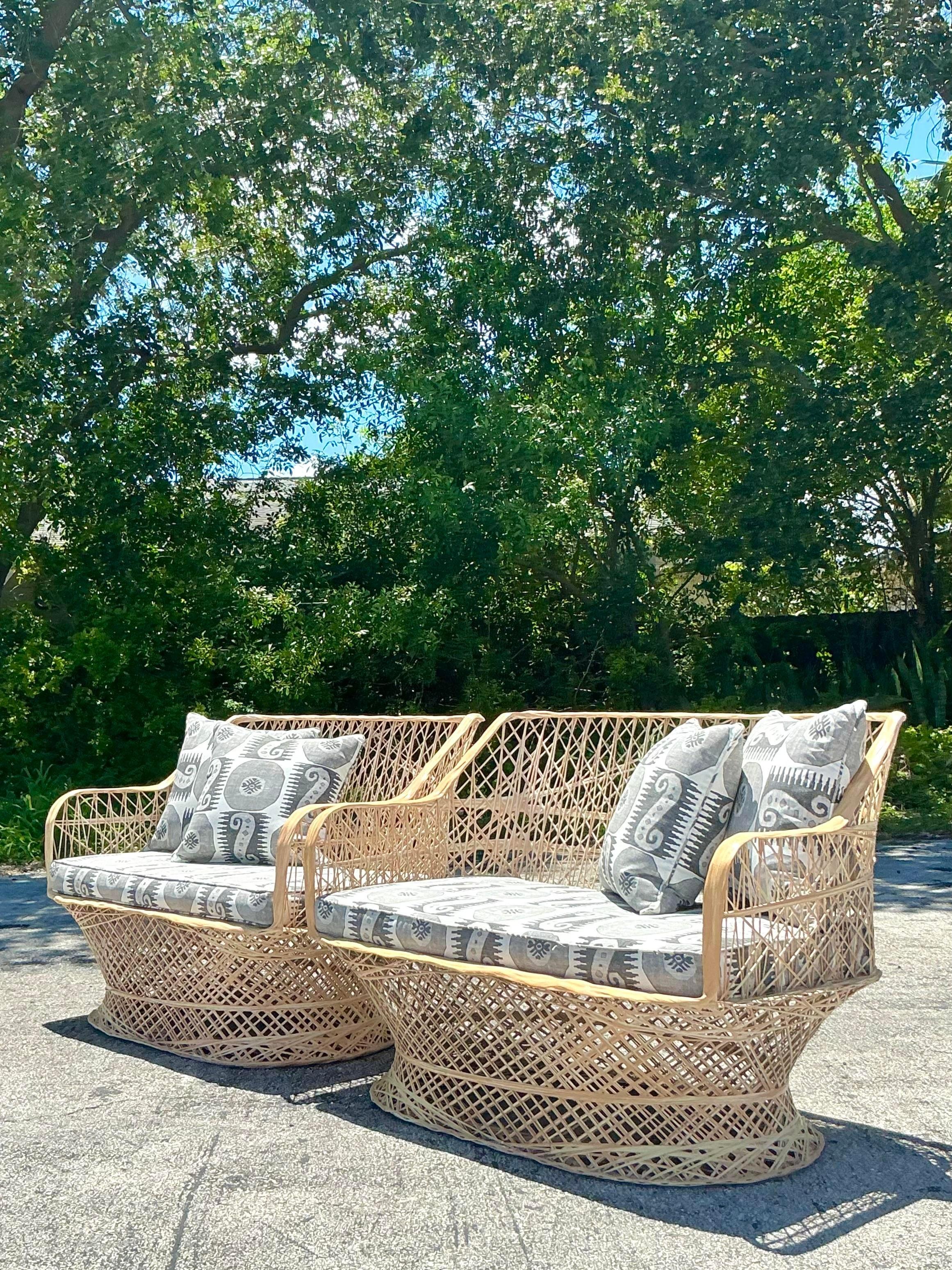 Américain Paire de Loveseats Coastal Spun Fiberglass d'après Russell Woodard en vente