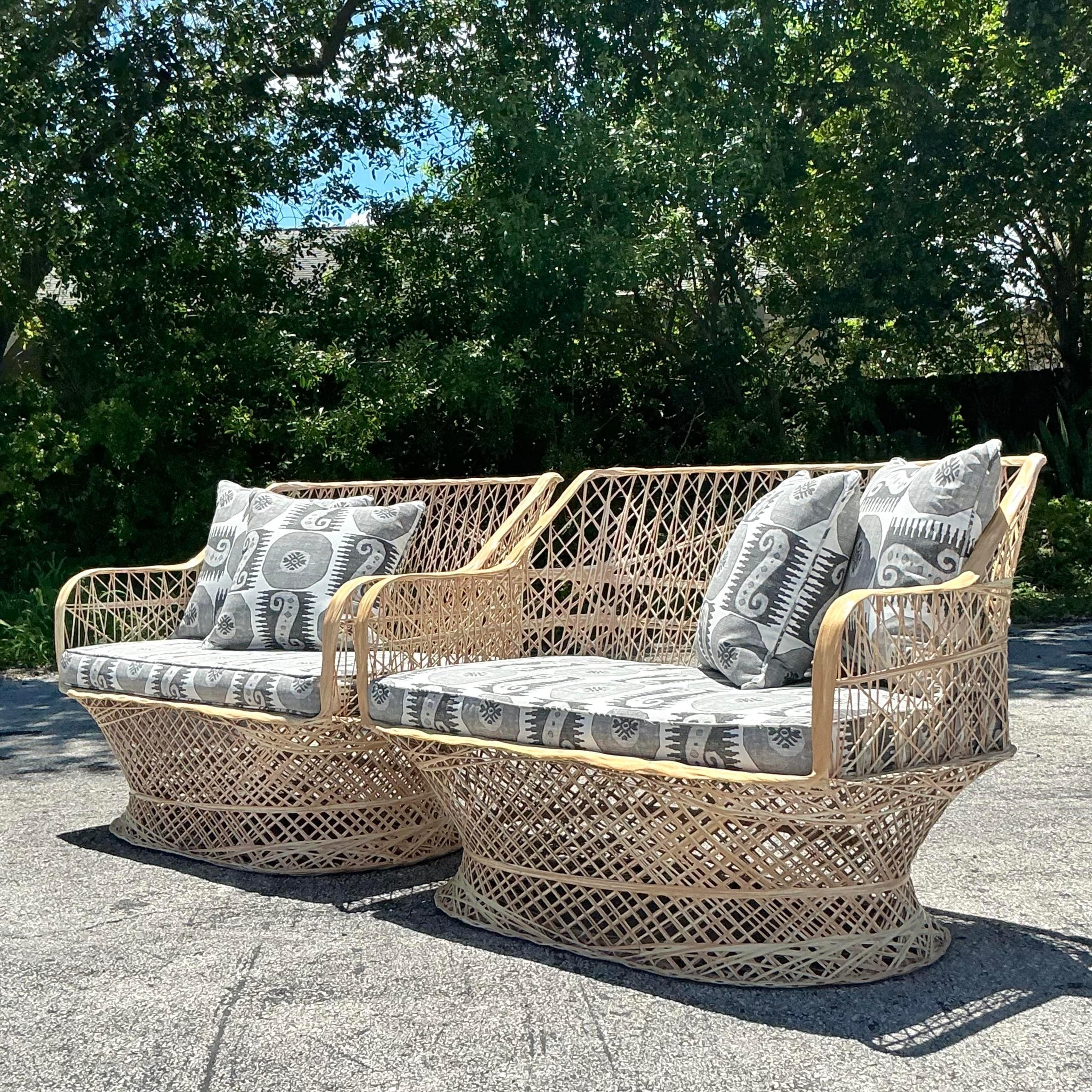 Paire de Loveseats Coastal Spun Fiberglass d'après Russell Woodard Bon état - En vente à west palm beach, FL