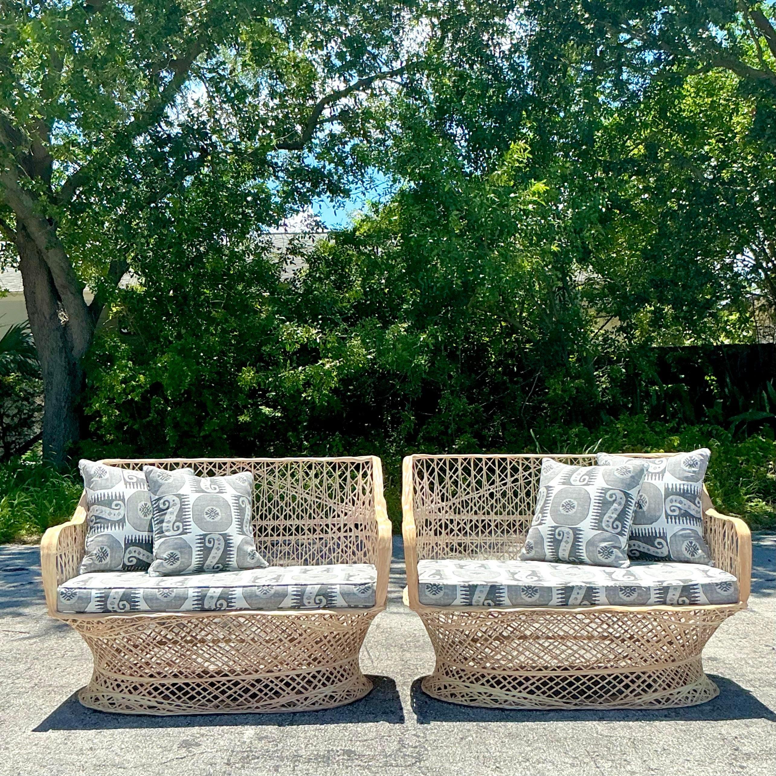 20ième siècle Paire de Loveseats Coastal Spun Fiberglass d'après Russell Woodard en vente