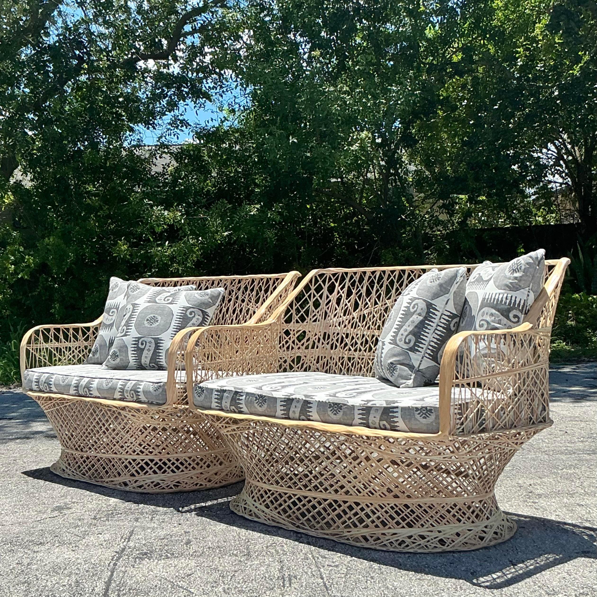 Tissu d'ameublement Paire de Loveseats Coastal Spun Fiberglass d'après Russell Woodard en vente