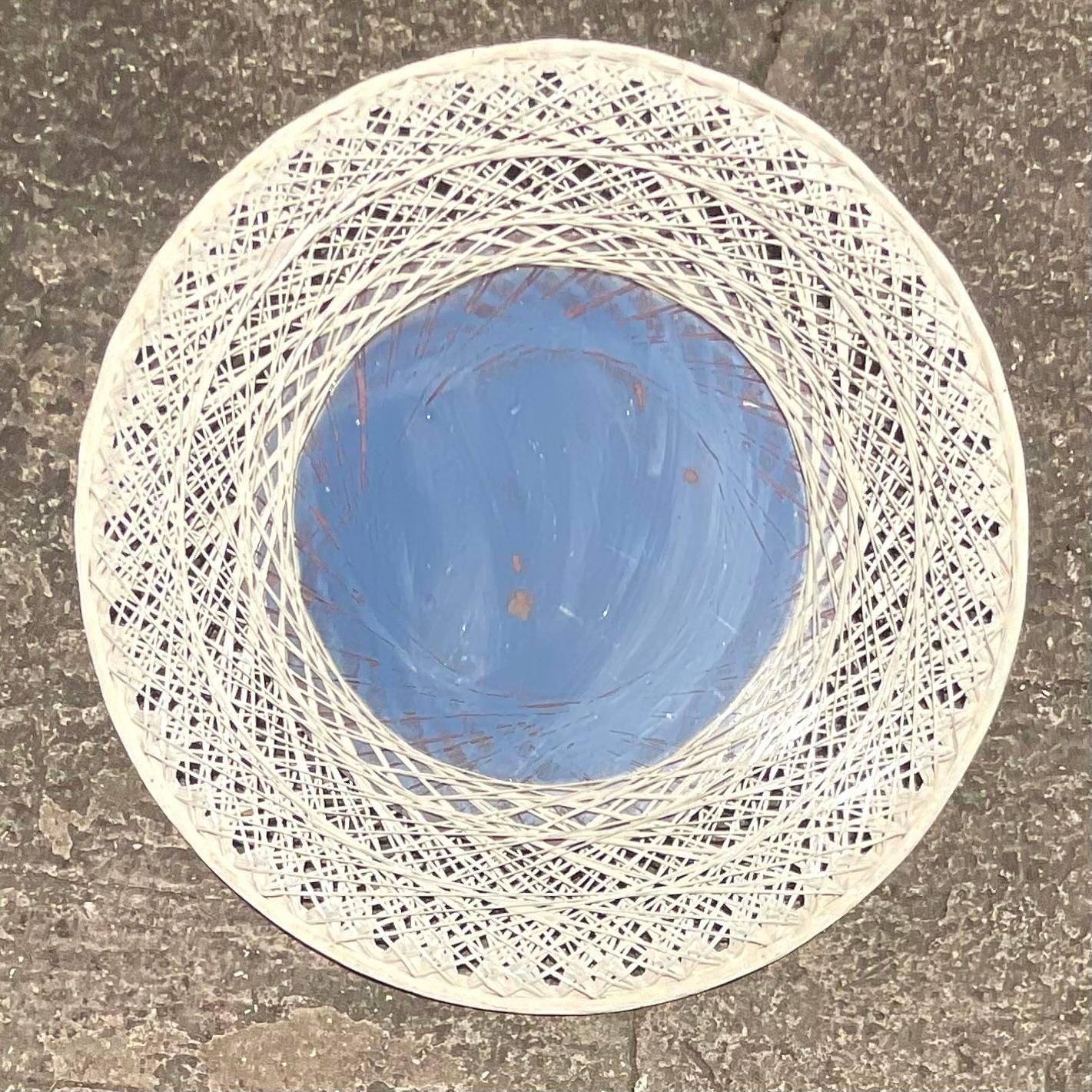 Évoquez l'élégance côtière avec notre miroir Vintage Coastal en fibre de verre filée, qui rappelle les designs emblématiques de Russell Woodard. Fabriqué aux États-Unis, ce miroir incarne l'artisanat américain et l'allure du bord de mer, offrant un