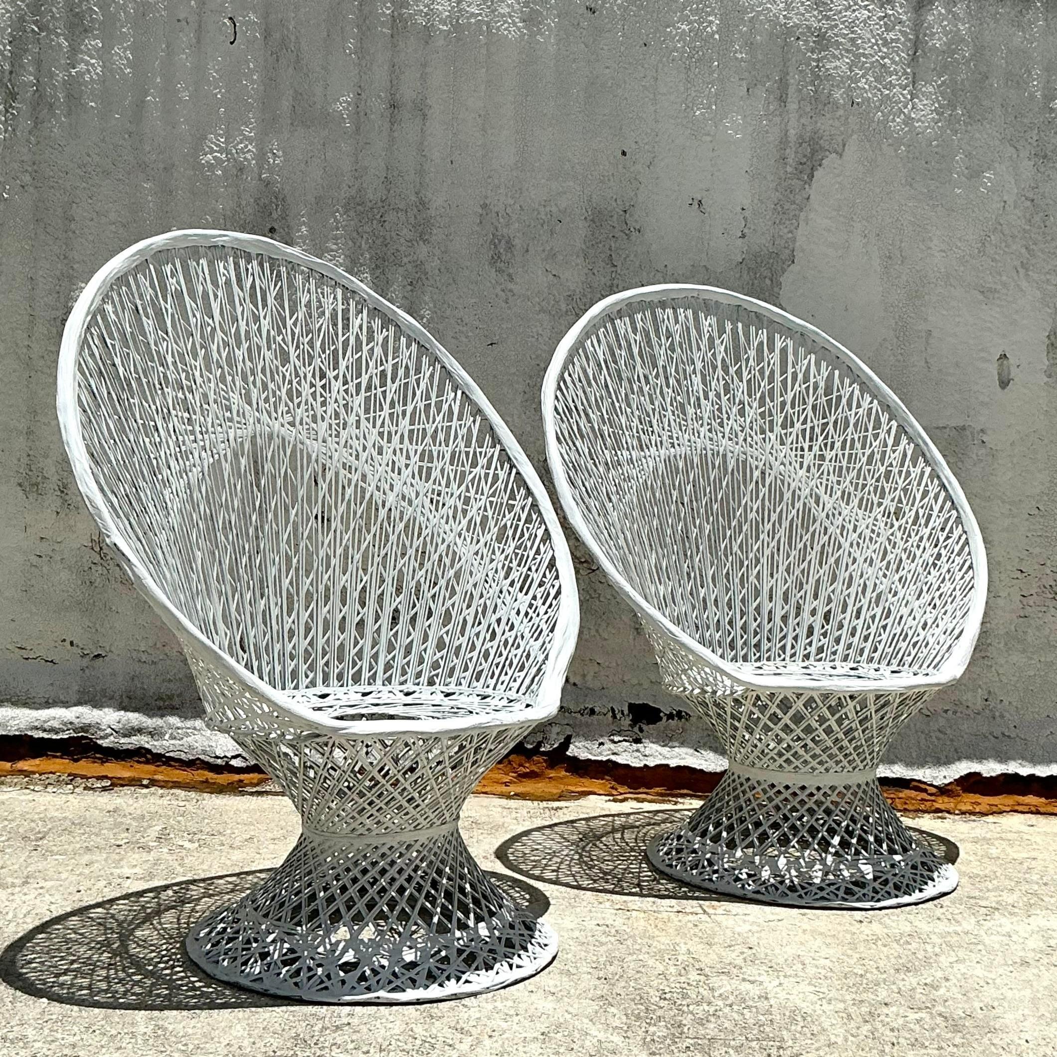 Vintage- Pfauenstühle aus gesponnenem Fiberglas nach Russell Woodard, Coastal, Paar (Moderne der Mitte des Jahrhunderts)
