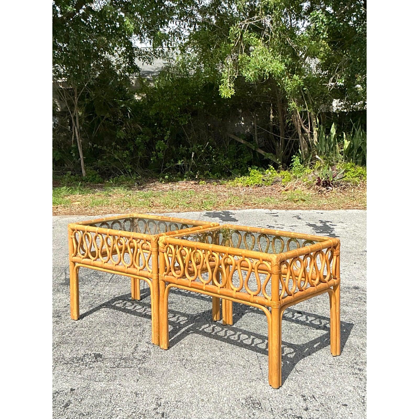 Vintage Coastal Squiggle Rattan-Beistelltische im Vintage-Stil - Ein Paar (Moderne der Mitte des Jahrhunderts) im Angebot