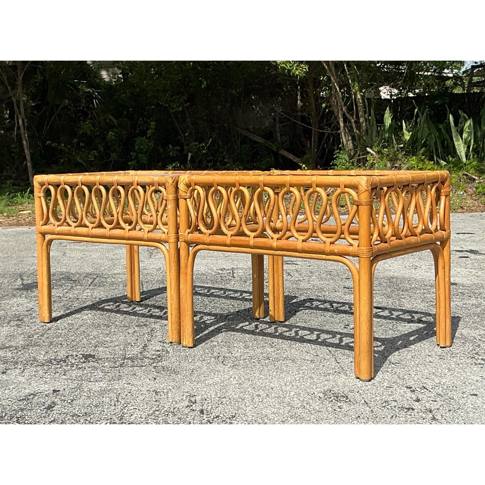 Vintage Coastal Squiggle Rattan-Beistelltische im Vintage-Stil - Ein Paar im Zustand „Gut“ im Angebot in west palm beach, FL