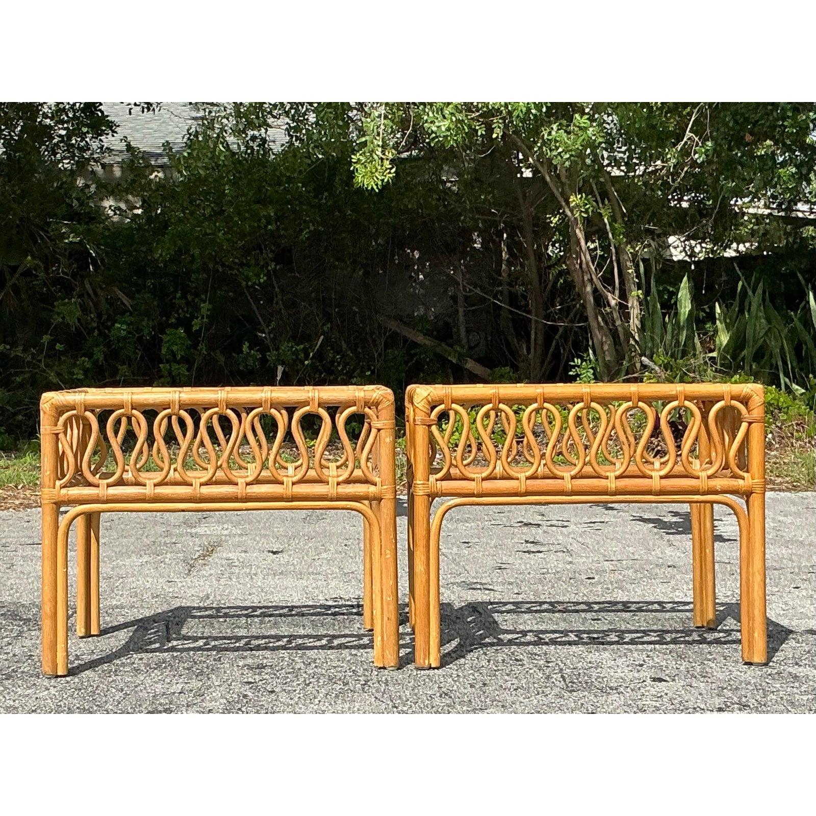 Vintage Coastal Squiggle Rattan-Beistelltische im Vintage-Stil - Ein Paar (20. Jahrhundert) im Angebot