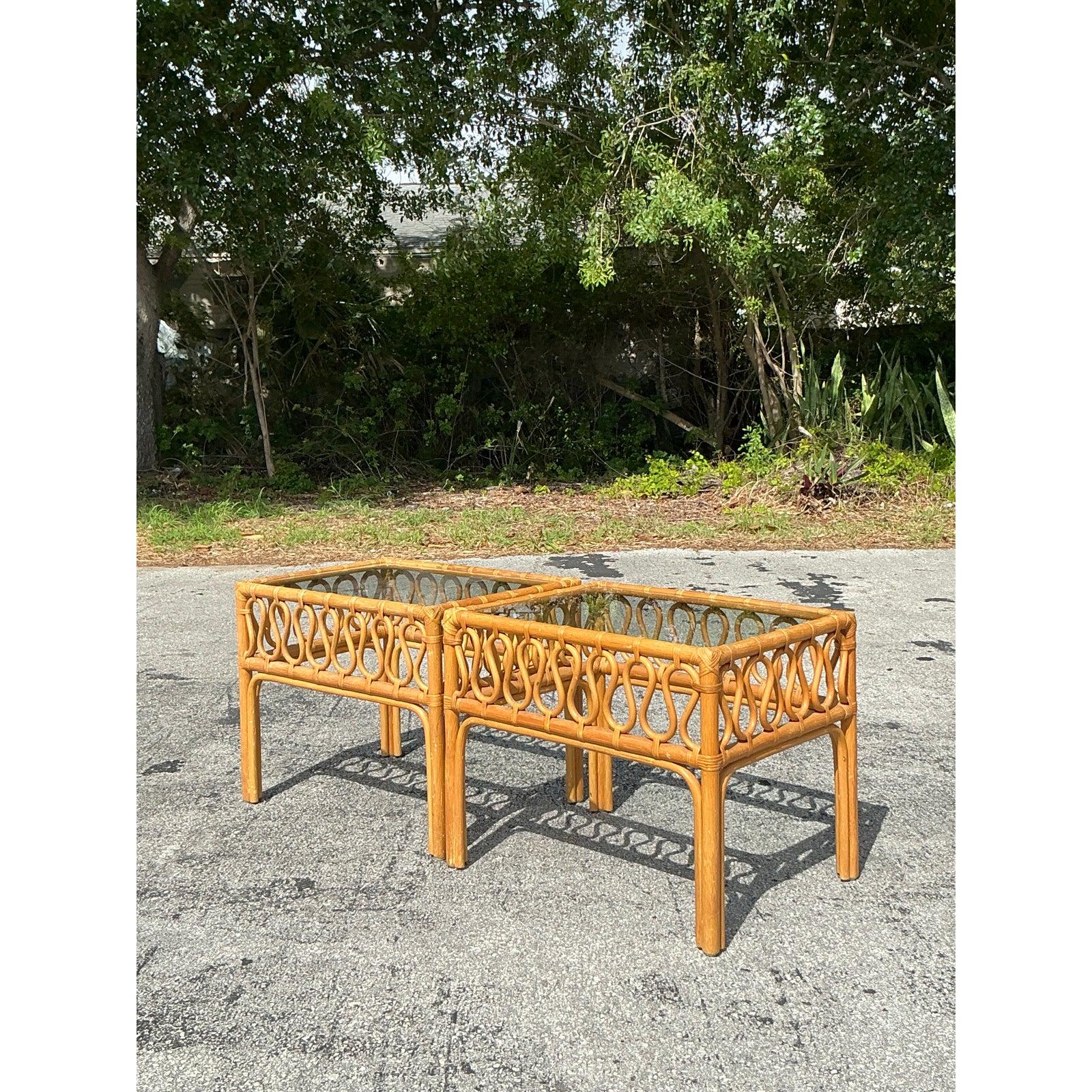 Vintage Coastal Squiggle Rattan-Beistelltische im Vintage-Stil - Ein Paar im Angebot 1