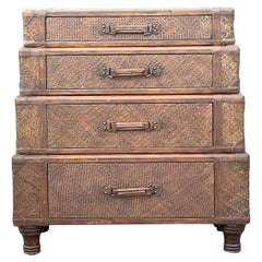Vieille commode de bagages empilées sur la côte d'après Maitland Smith