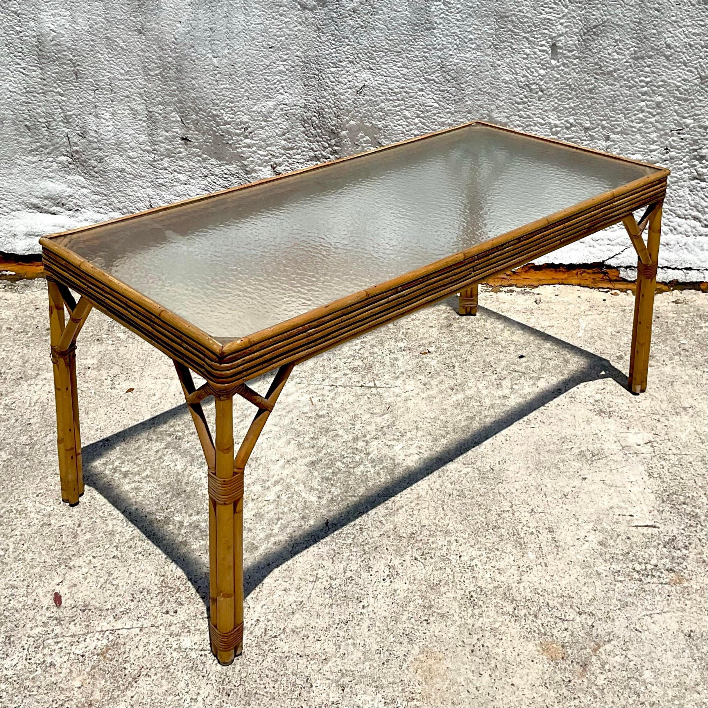 Adoptez l'élégance américaine intemporelle avec la table de salle à manger en rotin empilé Vintage Coastal. Cette pièce étonnante combine le charme côtier et l'attrait rustique, avec des couches de rotin tissées de manière experte pour un aspect