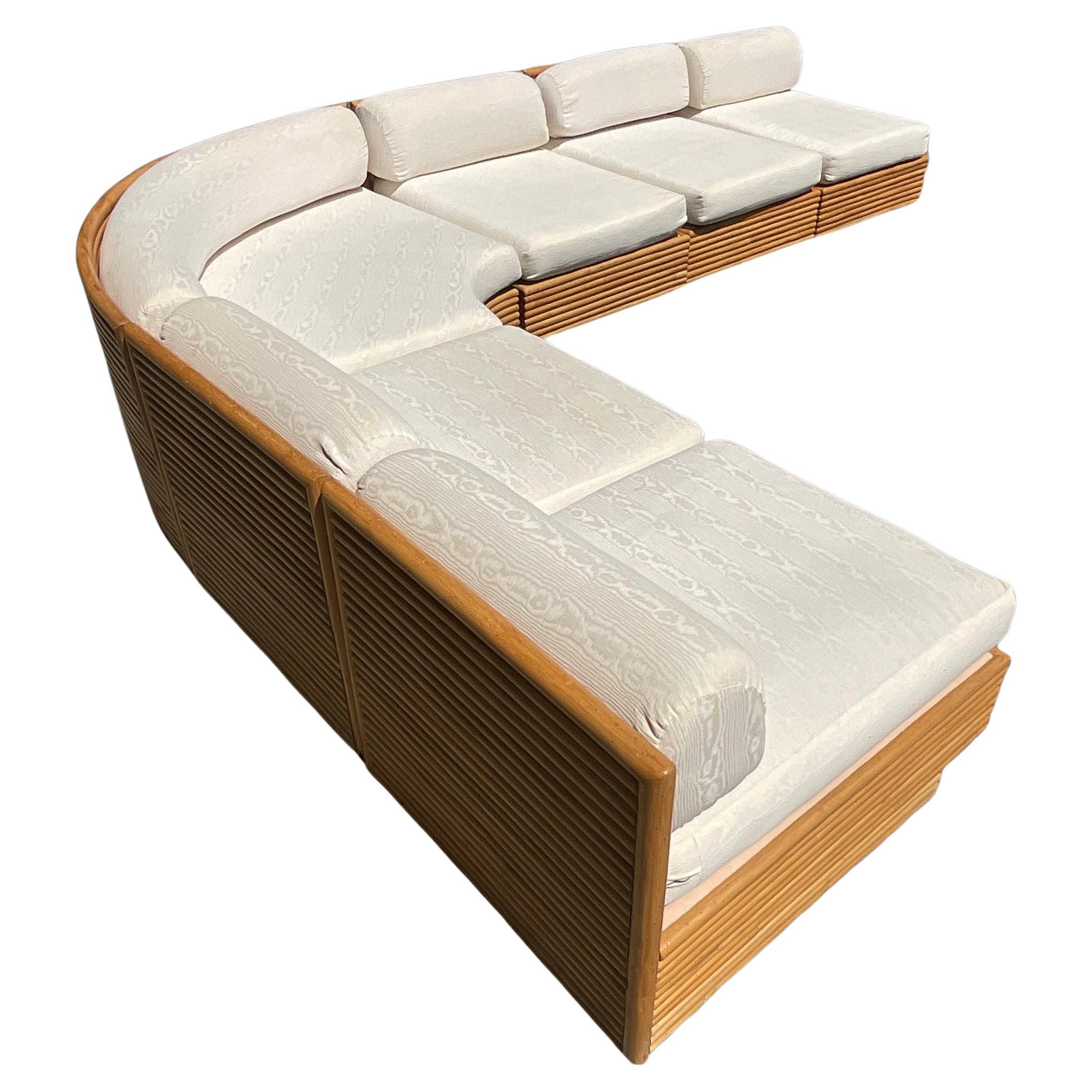 Coastal Stacked Rattan-Sofa mit Untergestell im Angebot