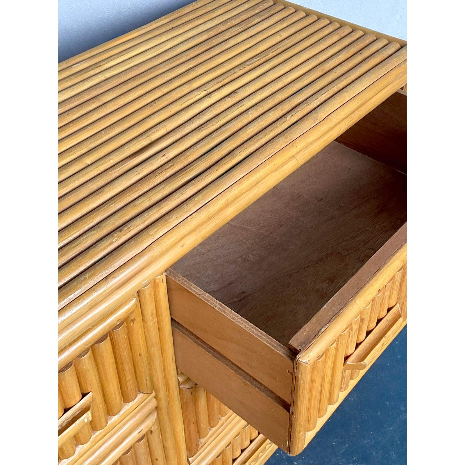 Scopri il fascino del design organico con questo comò vintage a sei cassetti, che presenta una caratteristica struttura in rattan impilato. Questo pezzo incarna magnificamente un'estetica Boho rilassata, infondendo a qualsiasi spazio una texture