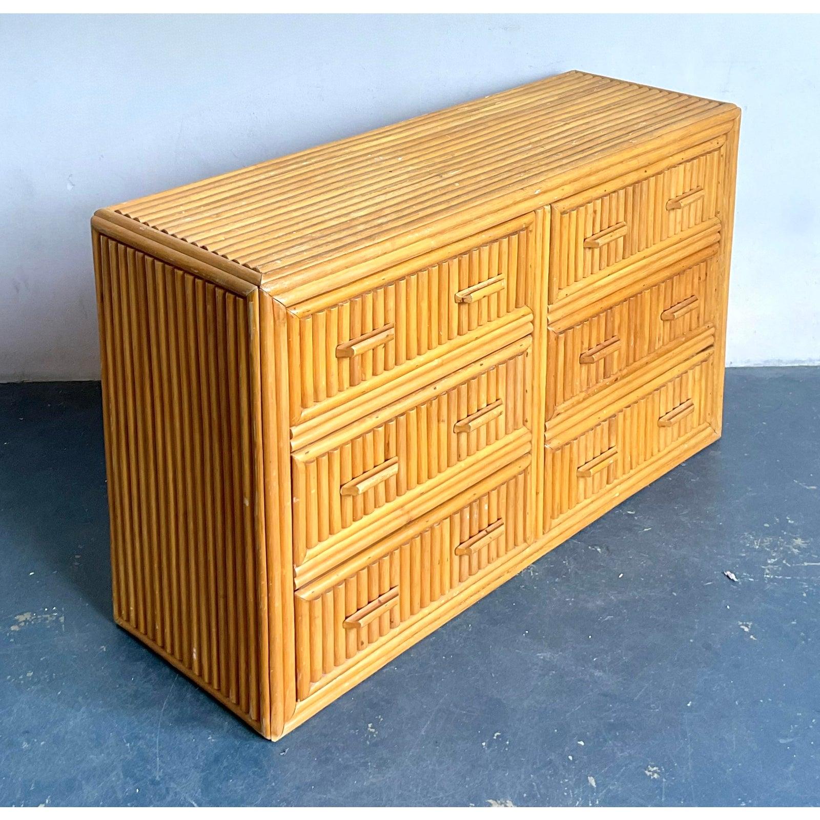 Filippino Comò a sei cassetti in rattan impilato vintage Coastal in vendita