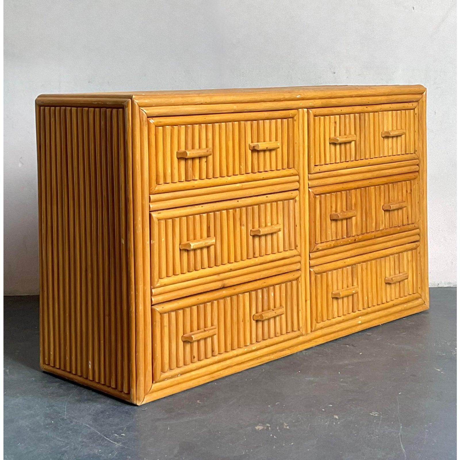 Rattan Comò a sei cassetti in rattan impilato vintage Coastal in vendita