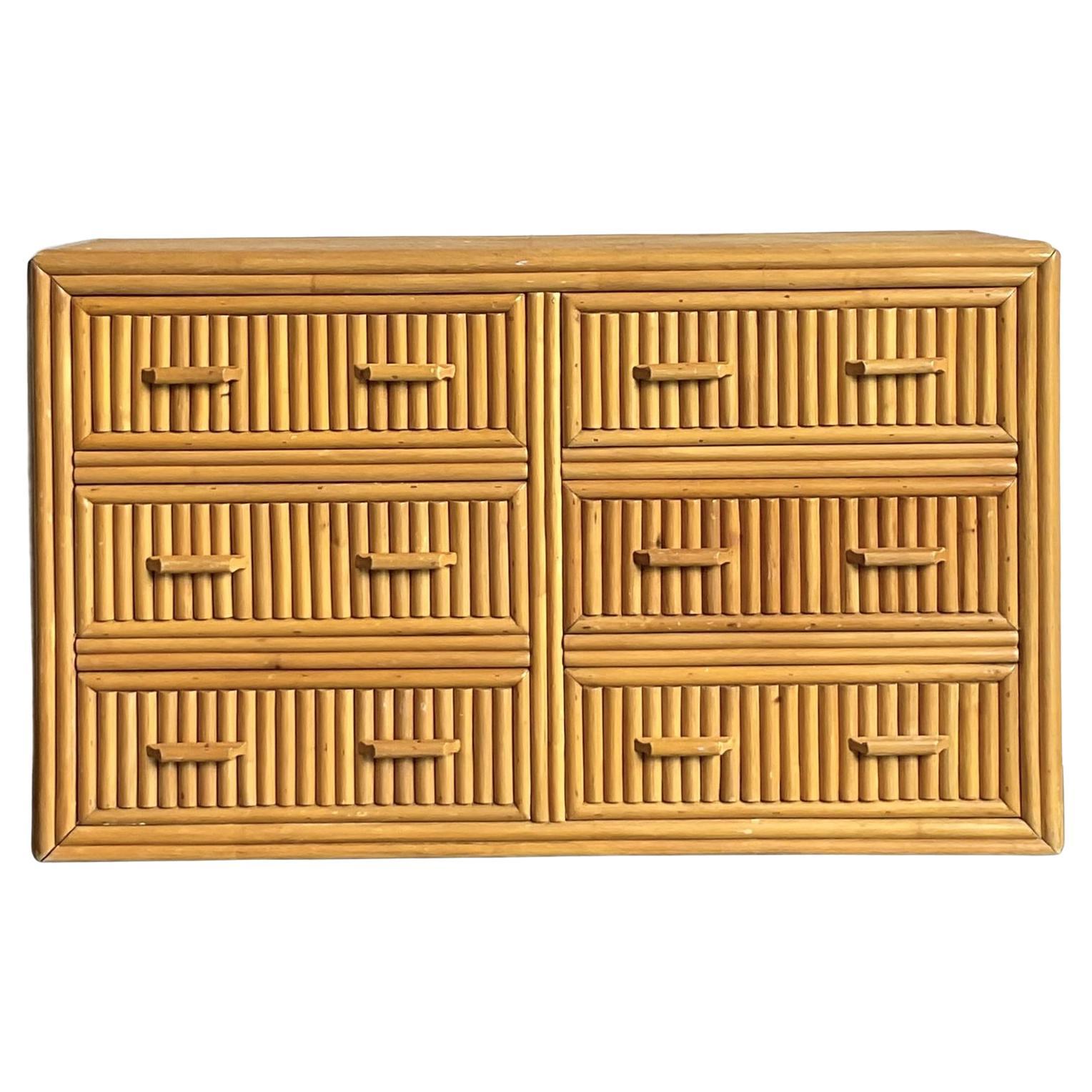 Comò a sei cassetti in rattan impilato vintage Coastal