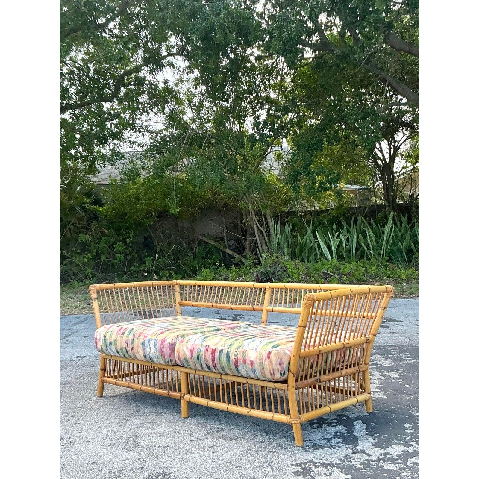 Coastal Stick Bambus Loveseat, Vintage (Stoff) im Angebot