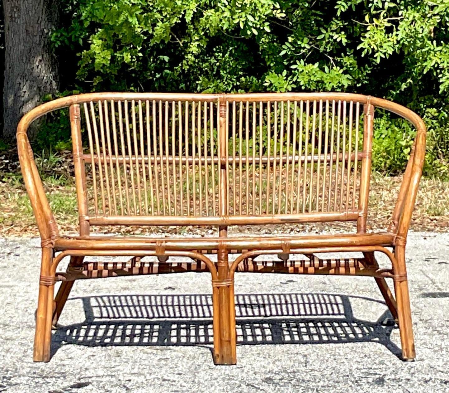 Schaffen Sie sich einen ruhigen Rückzugsort am Meer mit diesem Paar Vintage-Rattan-Loungesessel im Küstenstil. Mit ihrem luftigen Design und dem natürlichen Rattan-Finish bringen diese Stühle ein entspanntes, strandiges Gefühl in jeden Raum. Ideal,