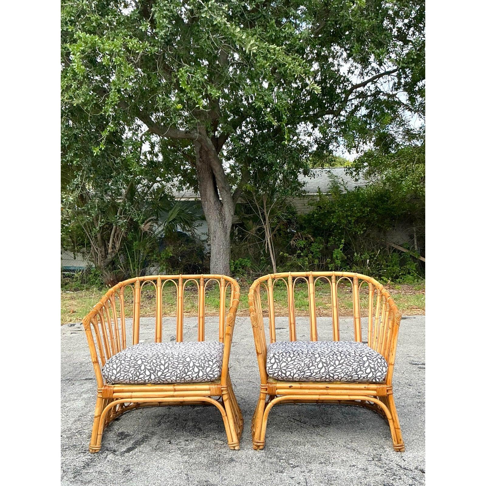 Philippin Paire de fauteuils de salon vintage Coastal Stick Rattan d'après Albini en vente