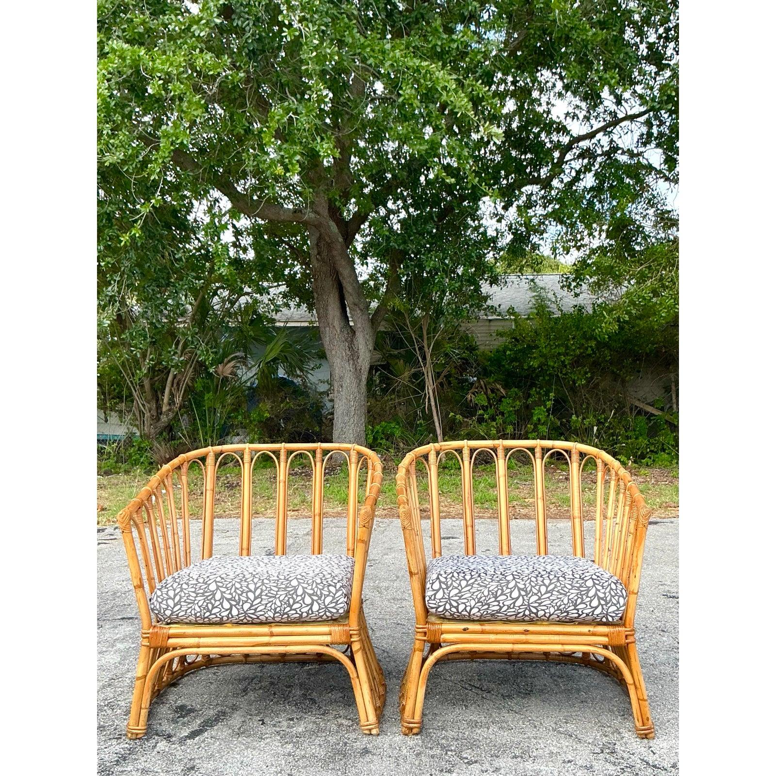20ième siècle Paire de fauteuils de salon vintage Coastal Stick Rattan d'après Albini en vente