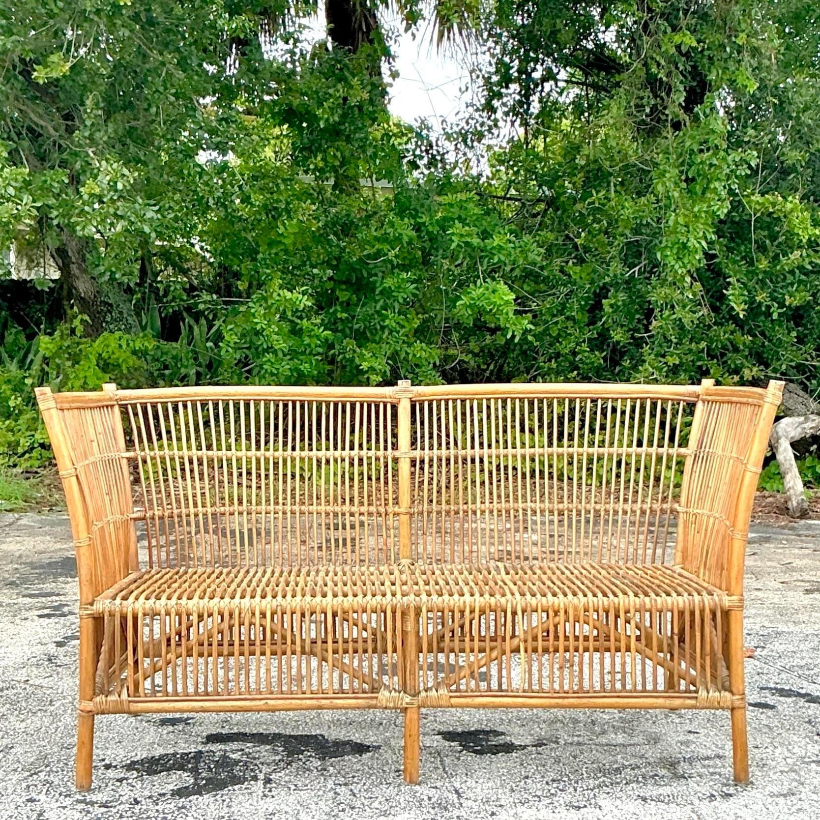 Aporta un toque de relajación junto al mar a tu hogar con este Loveseat Vintage Coastal Stick Rattan. Perfecto para interiores de estilo americano, este loveseat presenta un bonito tejido de ratán de palo que añade textura y calidez natural a