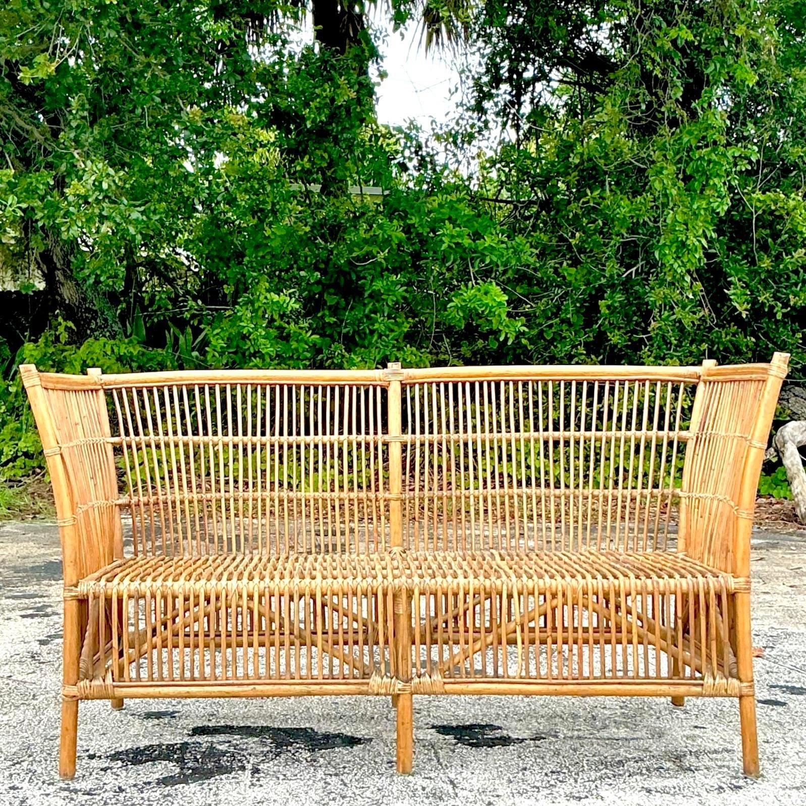 Loveseat de ratán costero vintage siglo XX en venta