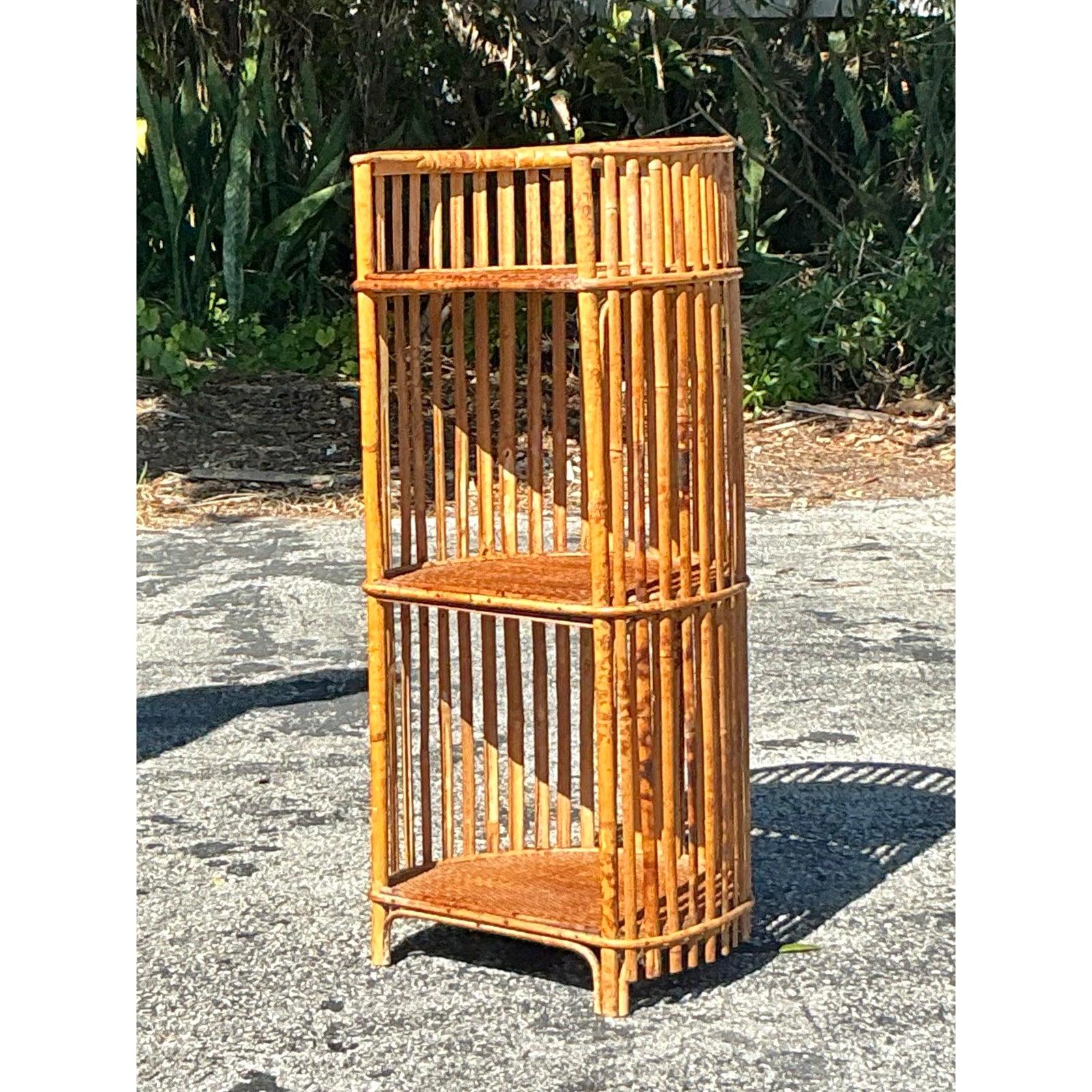 Porta un fascino costiero senza sforzo nel tuo spazio con questa étagère vintage in rattan a bastoni. Realizzato con un piano splendidamente curvo e tre ripiani in rattan intrecciato, questo pezzo compatto ma elegante offre sia funzionalità che