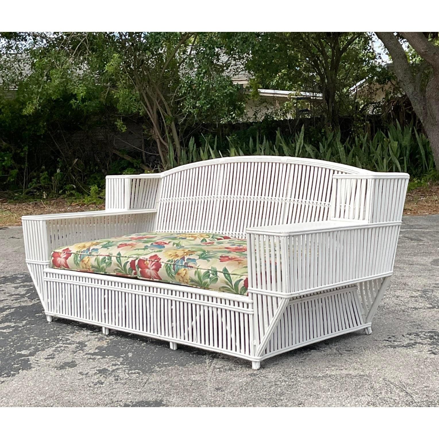 Canapé vintage en rotin côtelé d'après Bielecky Brothers Bon état - En vente à west palm beach, FL