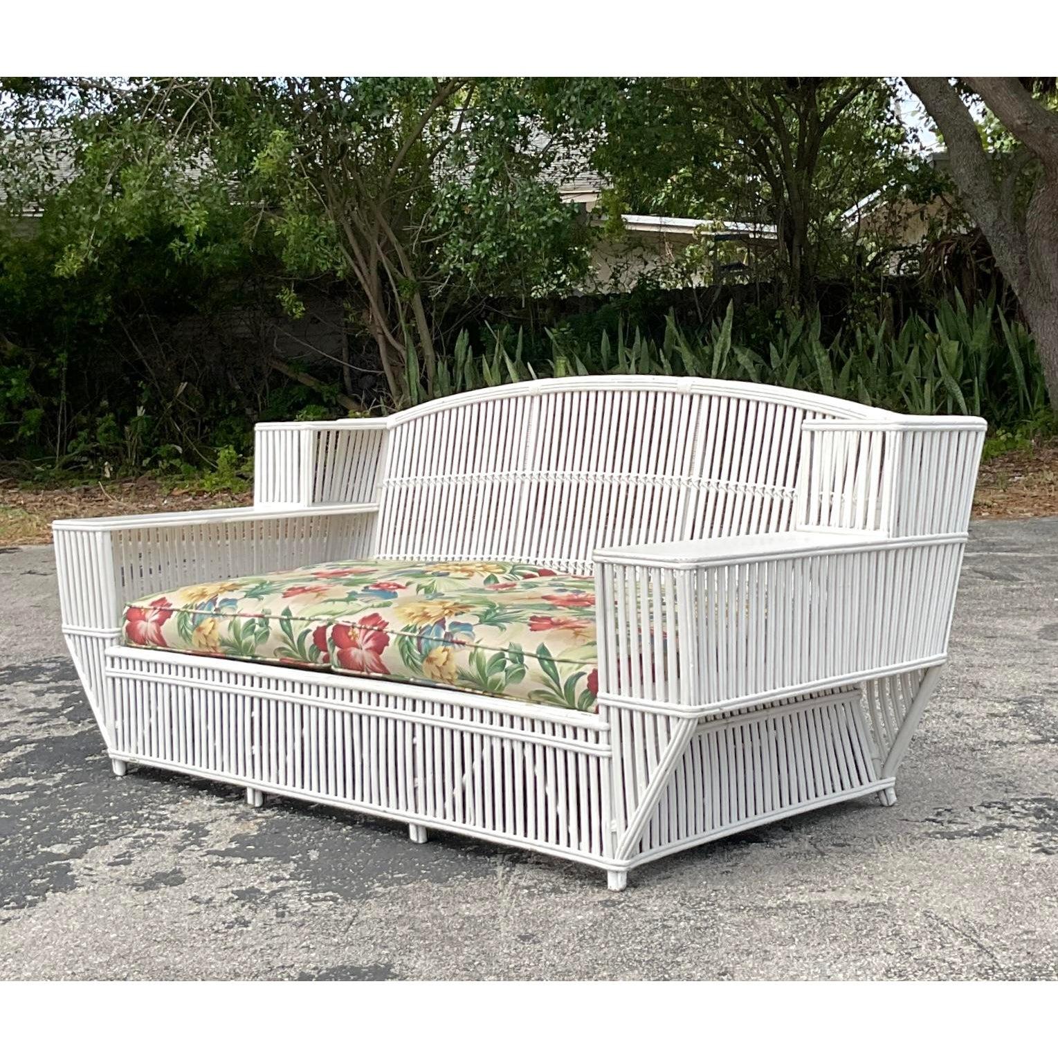 20ième siècle Canapé vintage en rotin côtelé d'après Bielecky Brothers en vente