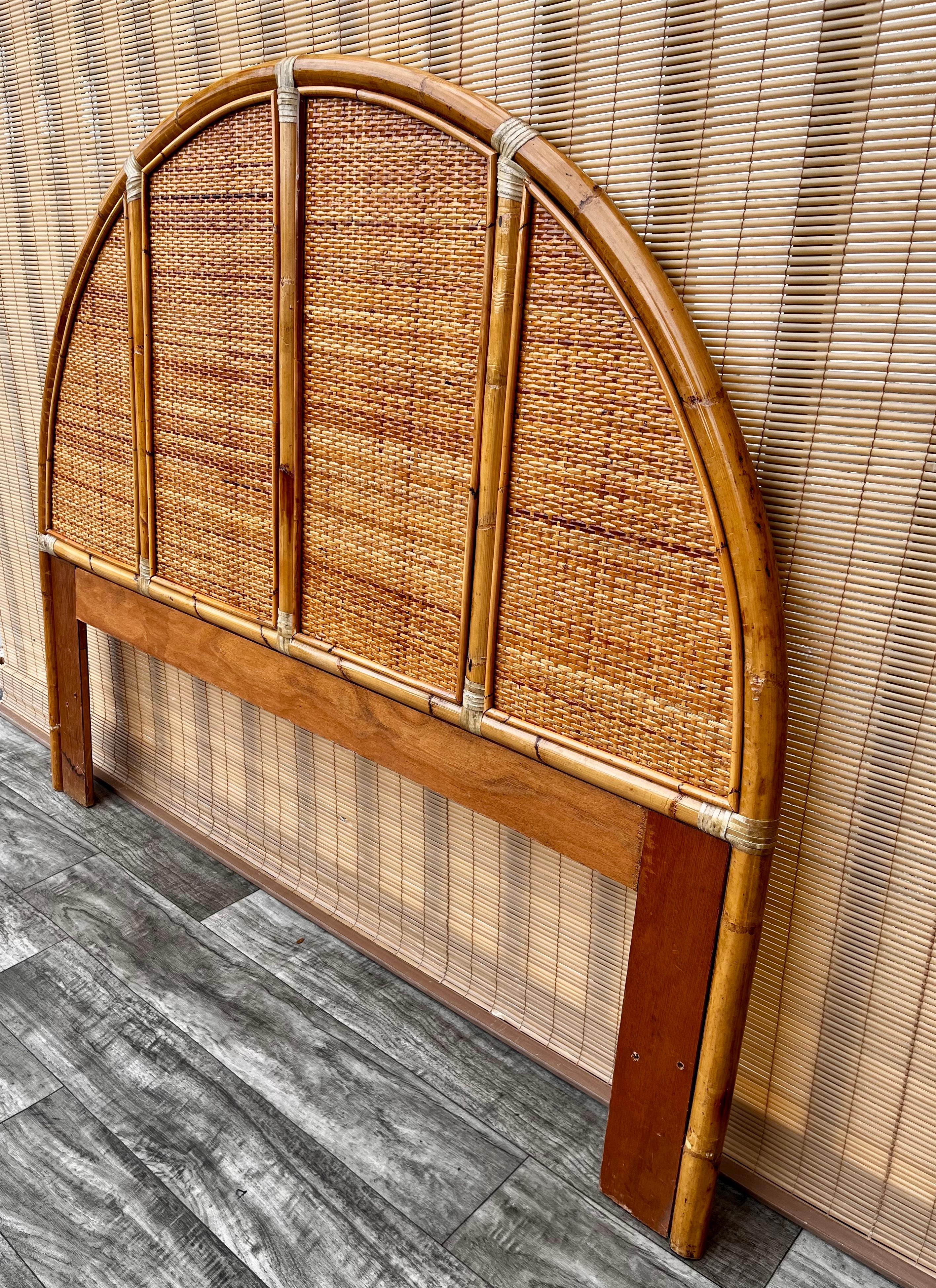 Vintage Coastal Style Arched Rattan Queen Headboard in the McGuire's Style In Good Condition For Sale In Miami, FL