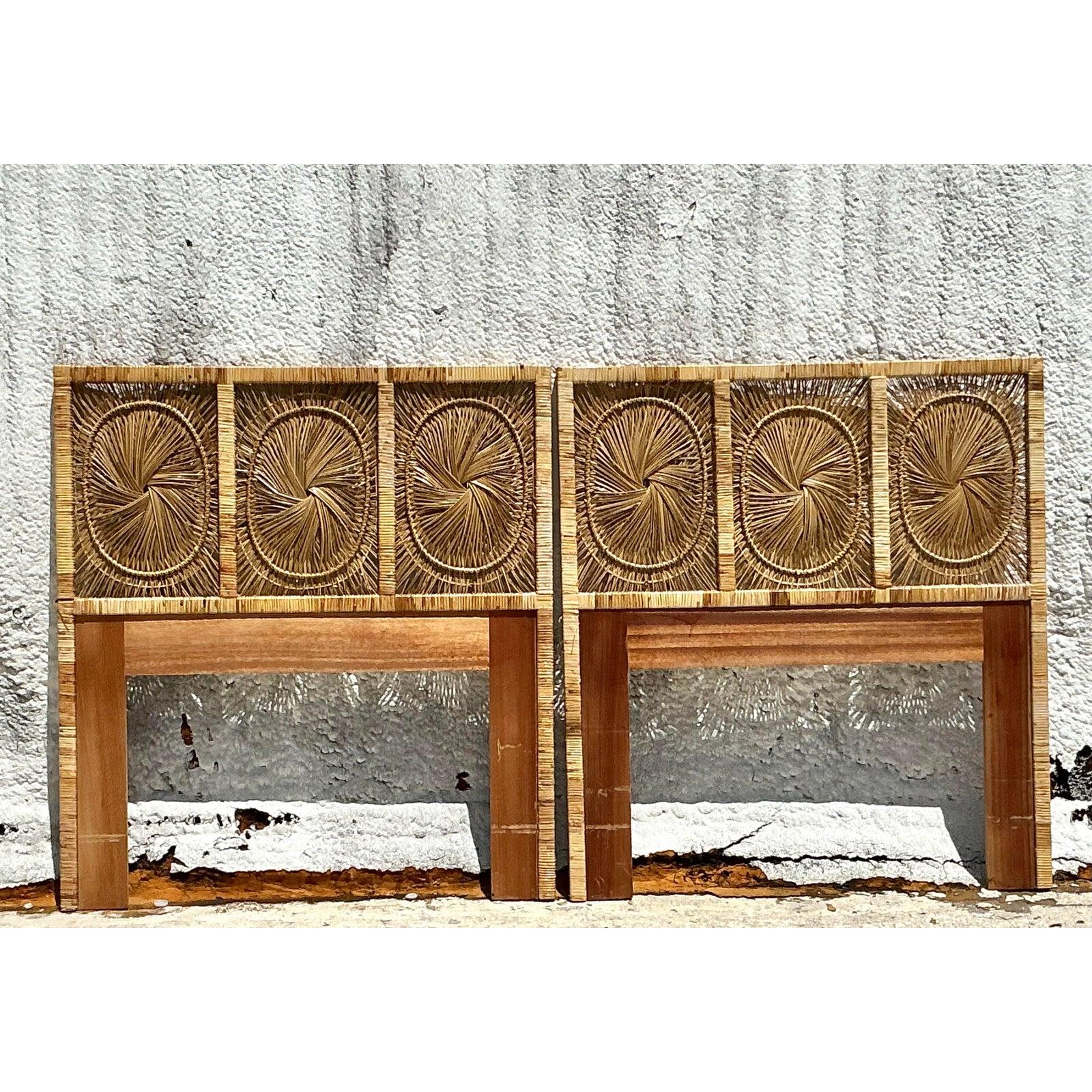 Illuminez votre chambre à coucher avec cette charmante paire de têtes de lit jumelles vintage de style côtier, présentant un design iconique de rotin et de canne en forme de soleil. Chaque tête de lit présente quatre panneaux magnifiquement tissés à