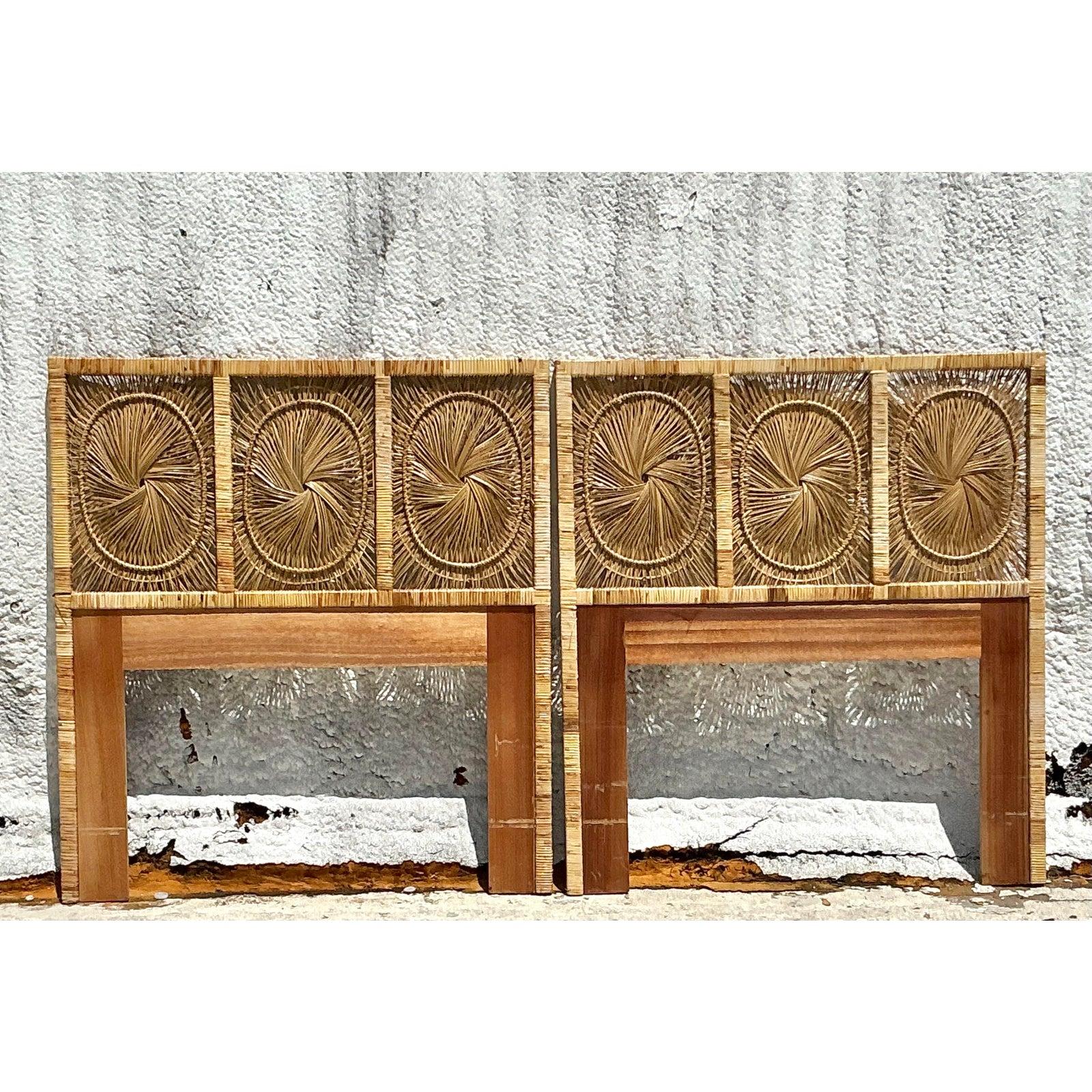 Philippin Tête de lit vintage en rotin Sunburst Coastal - une paire en vente