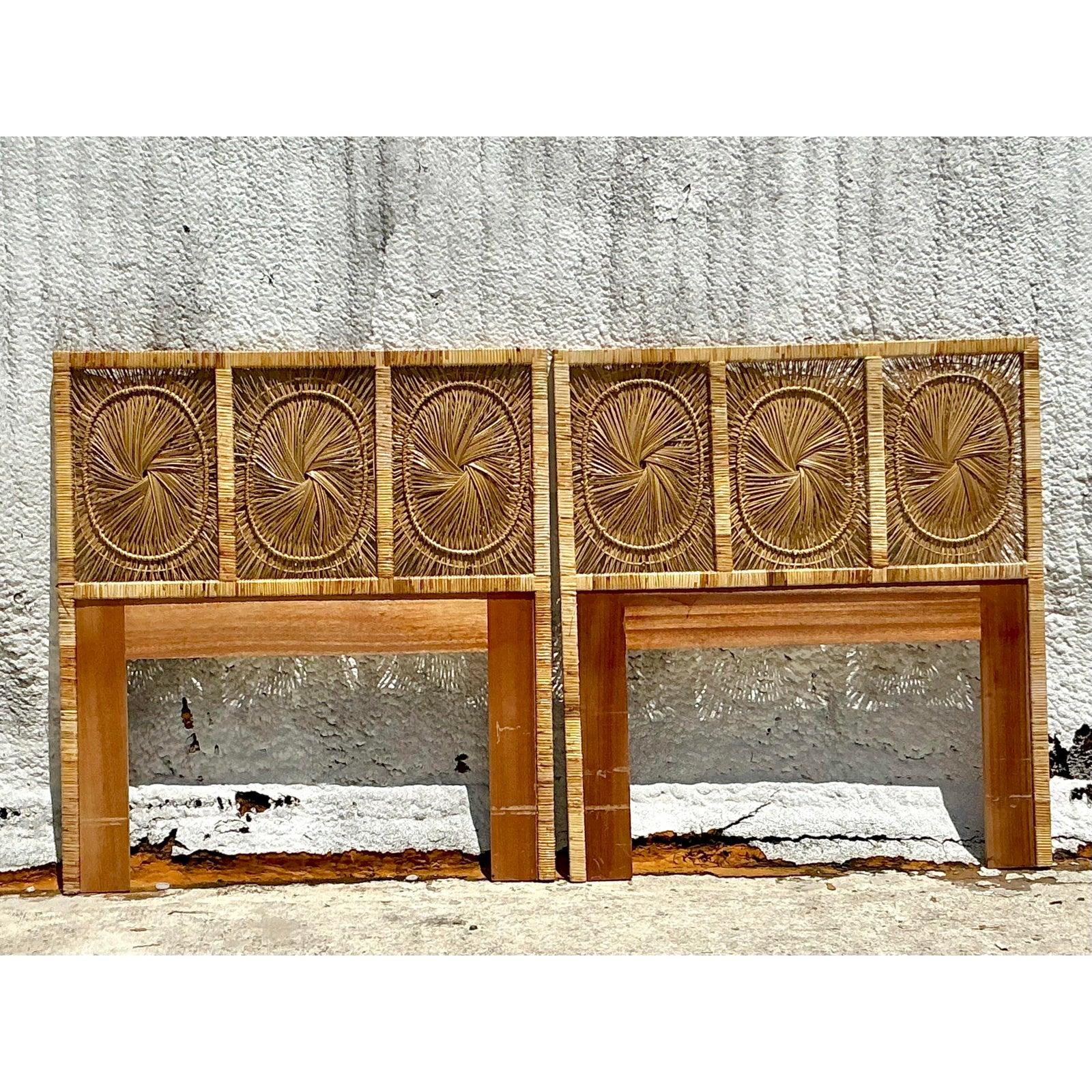 20ième siècle Tête de lit vintage en rotin Sunburst Coastal - une paire en vente