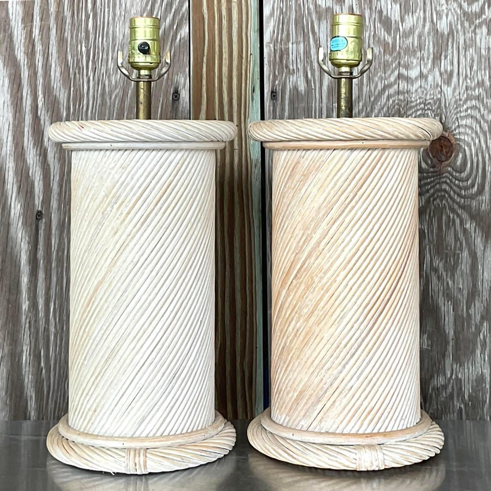 Coastal Swirl Bleistift-Schilfrohr-Schilfrohr-Lampen - ein Paar (20. Jahrhundert) im Angebot