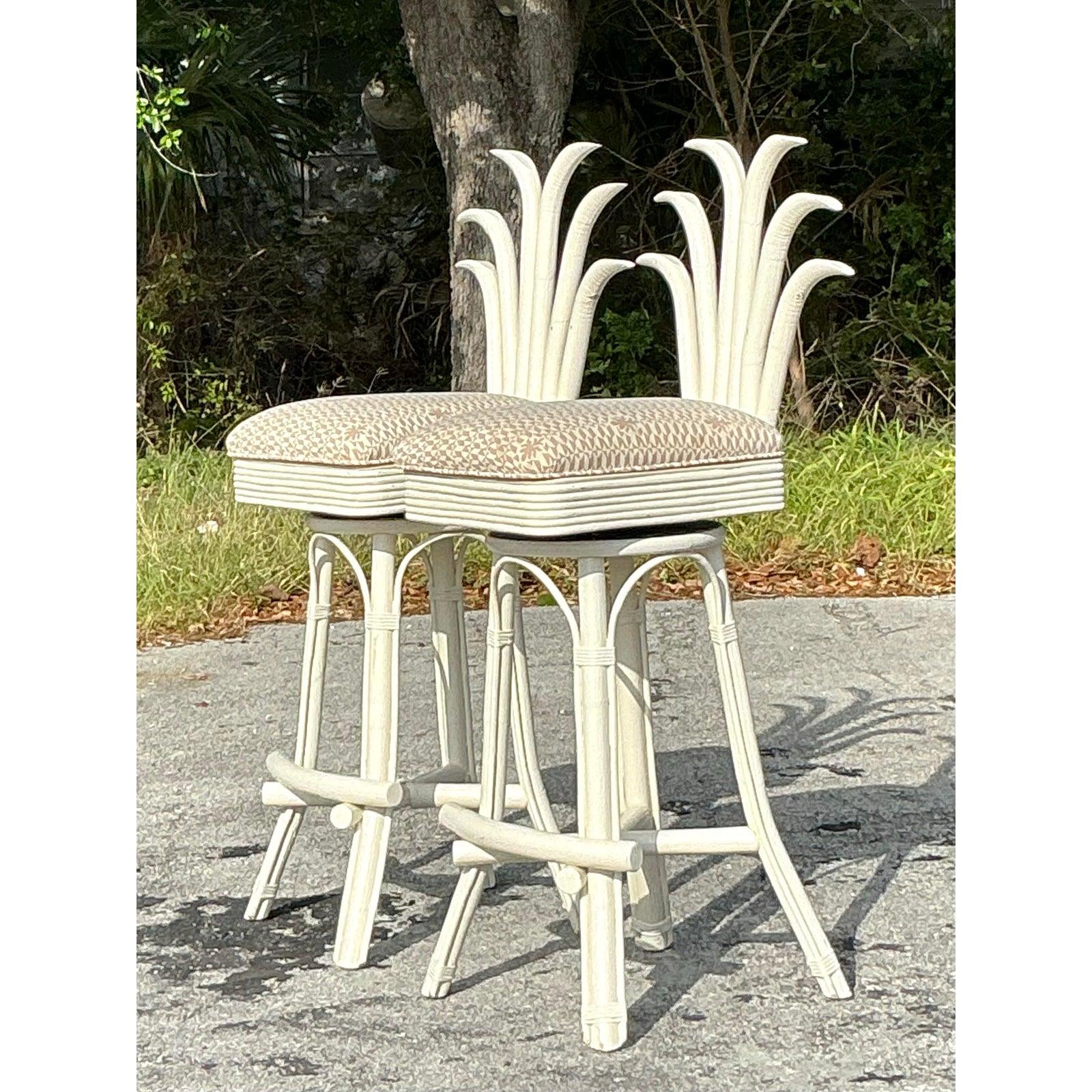 Fai una dichiarazione audace con questa coppia di sgabelli da bar girevoli vintage in rattan ananas, progettati per portare un fascino tropicale e sofisticato a casa tua. Caratterizzati da un'iconica fronda di palma o da uno schienale ispirato
