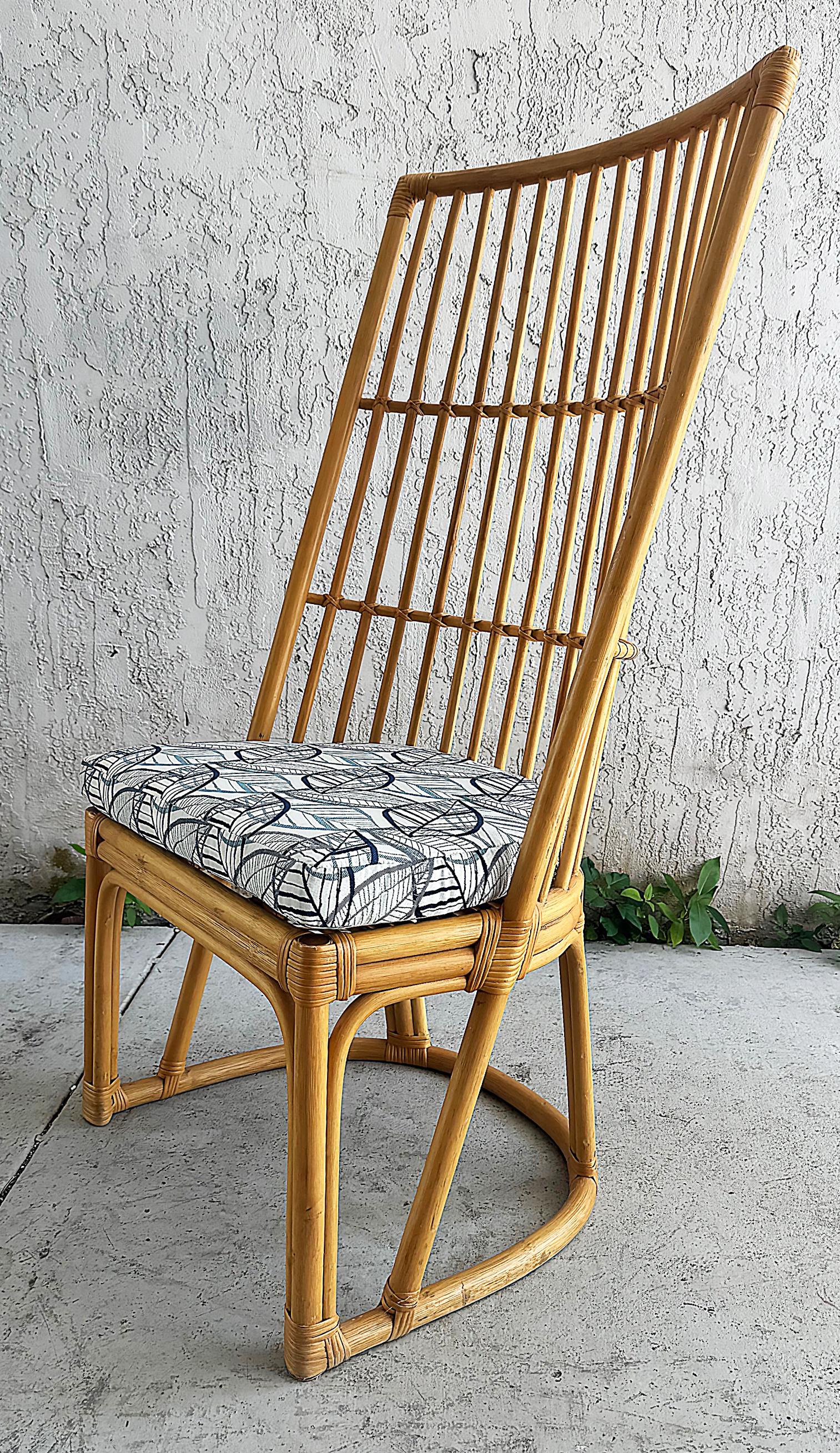 Vintage Coastal Rattan-Stuhl mit hoher Rückenlehne und hoher Rückenlehne, neu gepolstertes Kissen

Zum Verkauf angeboten wird ein Vintage Coastal  Stuhl mit hoher Rückenlehne aus Ratan und Schilf mit neu gepolstertem Sitzkissen. Die Ecken sind mit