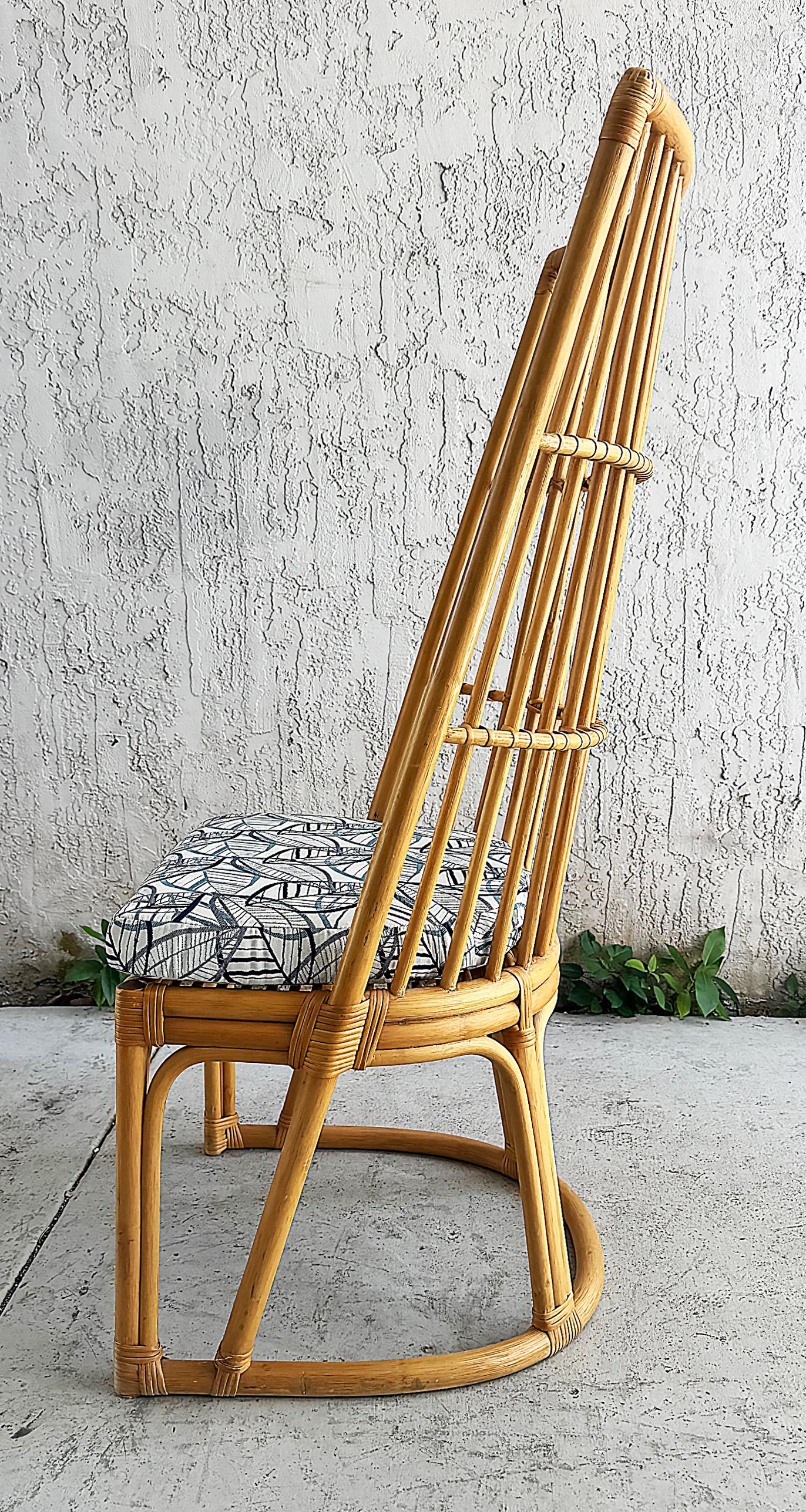 Vintage Coastal Rattan-Stuhl mit hoher Rückenlehne und hoher Rückenlehne, neu gepolstertes Kissen im Zustand „Gut“ im Angebot in Miami, FL