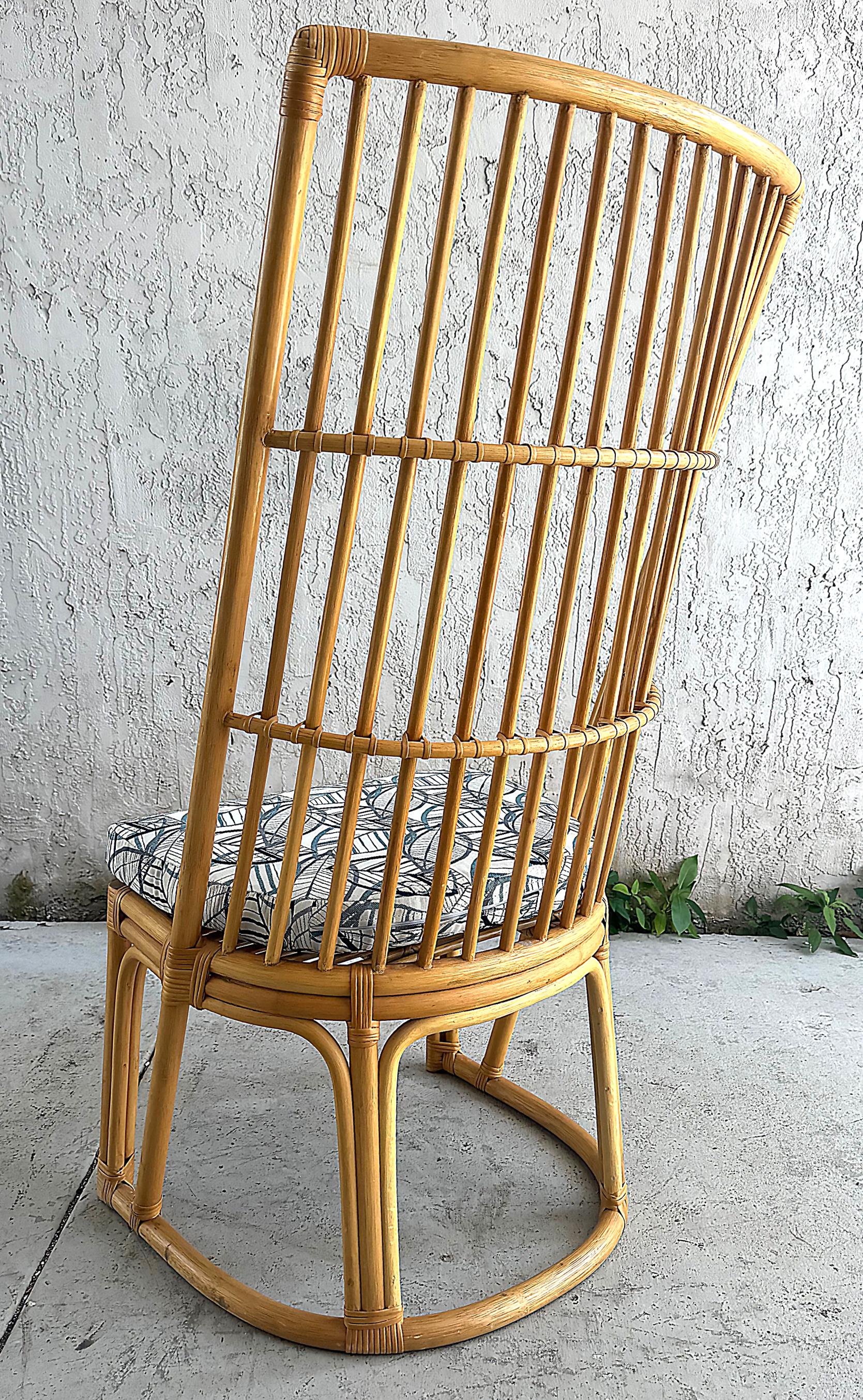 Vintage Coastal Rattan-Stuhl mit hoher Rückenlehne und hoher Rückenlehne, neu gepolstertes Kissen (20. Jahrhundert) im Angebot