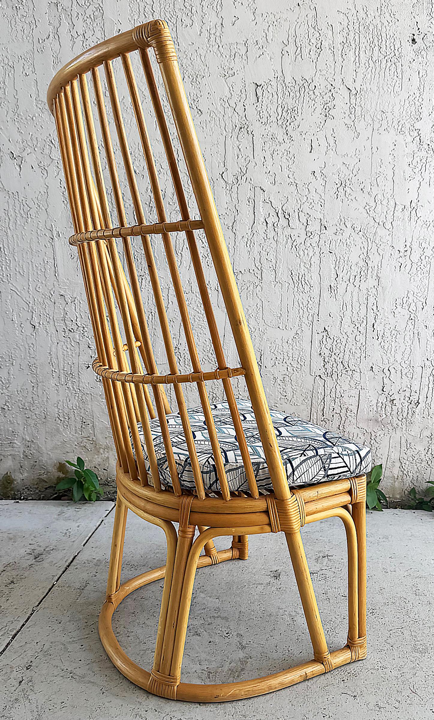 Vintage Coastal Rattan-Stuhl mit hoher Rückenlehne und hoher Rückenlehne, neu gepolstertes Kissen (Stoff) im Angebot