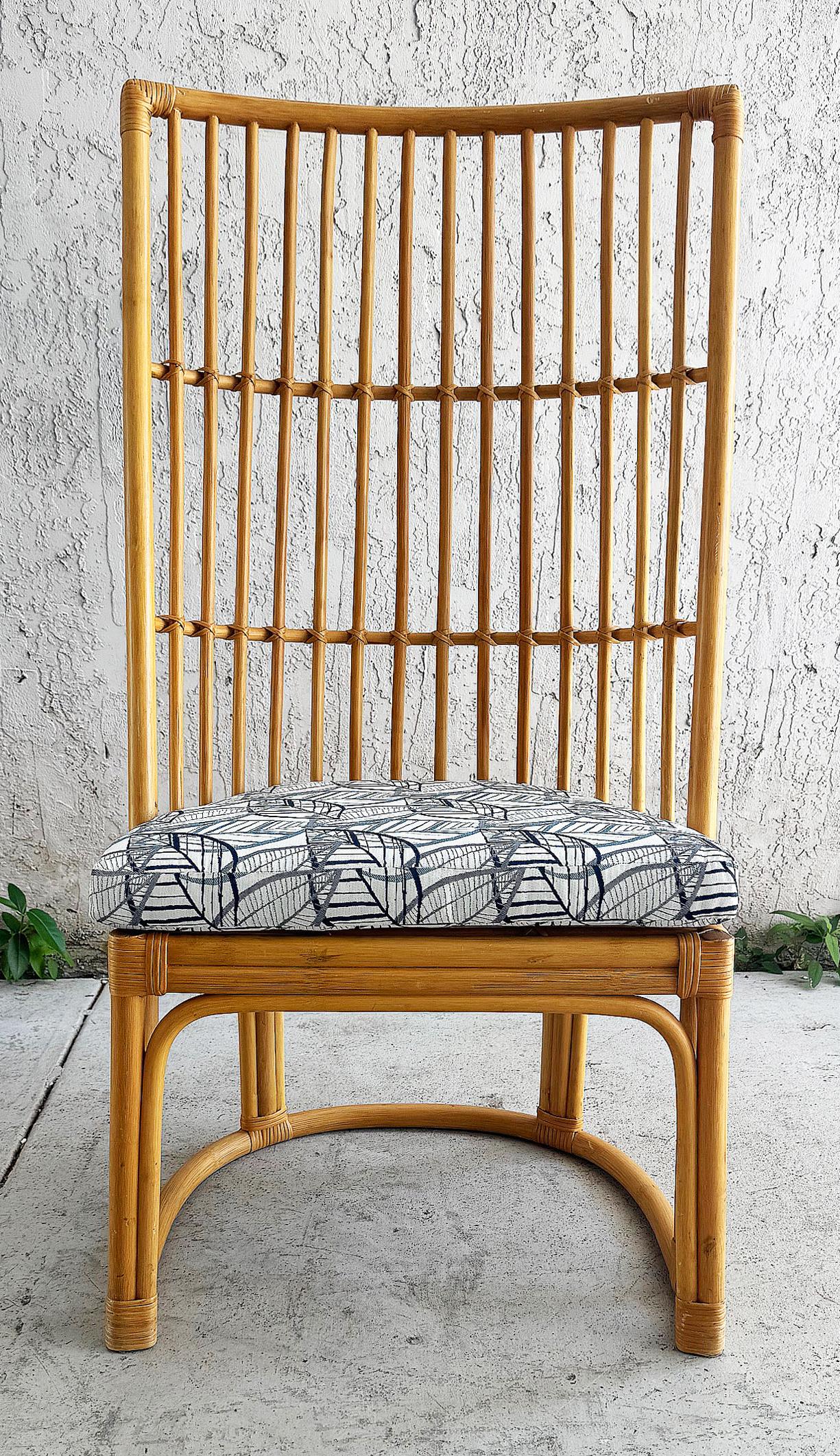 Vintage Coastal Rattan-Stuhl mit hoher Rückenlehne und hoher Rückenlehne, neu gepolstertes Kissen im Angebot 1