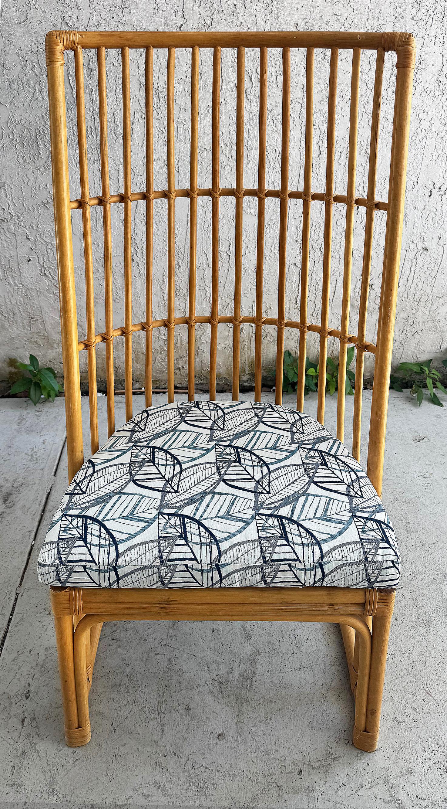 Vintage Coastal Rattan-Stuhl mit hoher Rückenlehne und hoher Rückenlehne, neu gepolstertes Kissen im Angebot 2