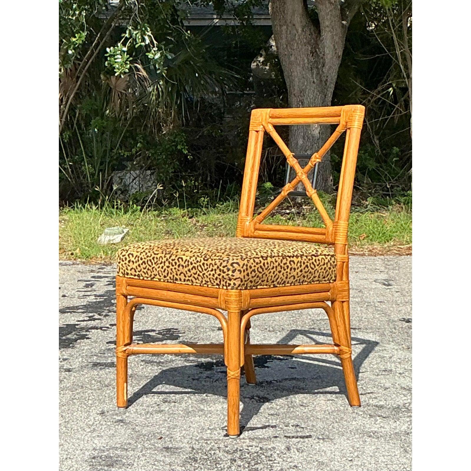 Rehaussez votre intérieur côtier ou bohème avec cette étonnante chaise d'appoint en rotin vintage, dotée d'un dossier cible emblématique et d'une assise rembourrée à l'imprimé léopard audacieux. Le cadre en rotin tressé à la main apporte une
