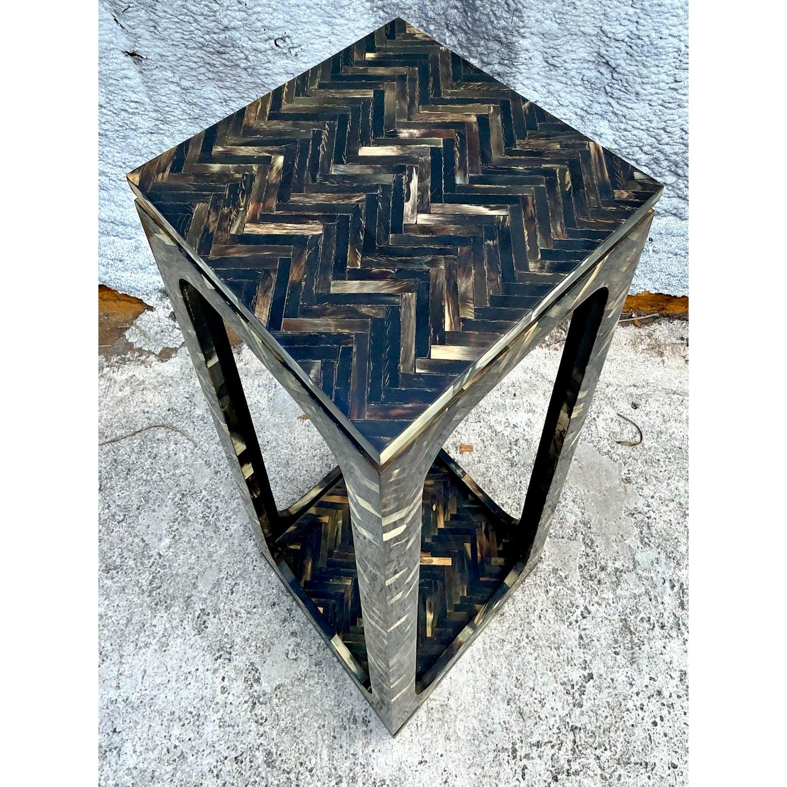 Pedestal de cuerno teselado Vintage Coastal Regencia de Hollywood en venta