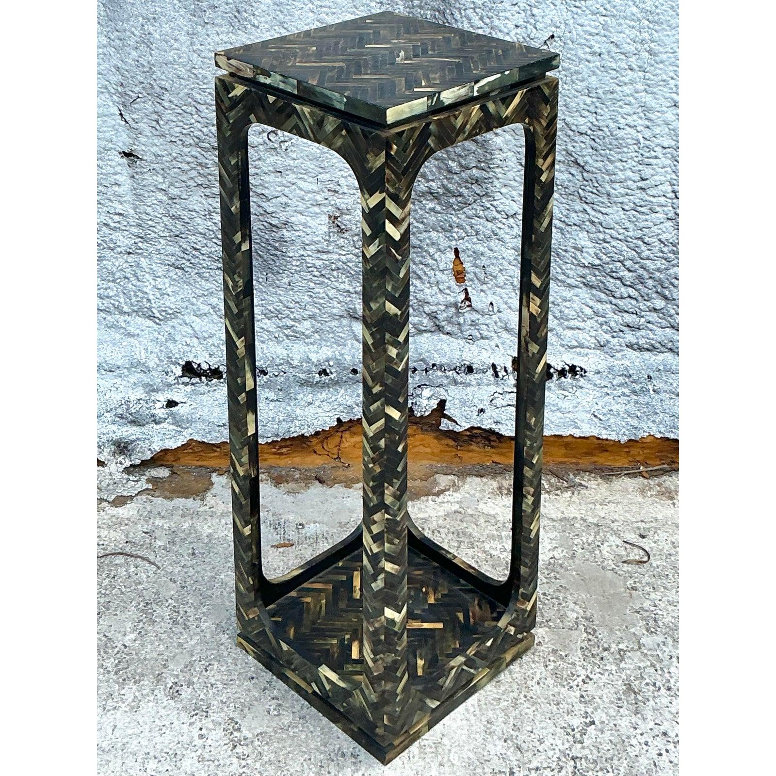 Pedestal de cuerno teselado Vintage Coastal Filipino en venta